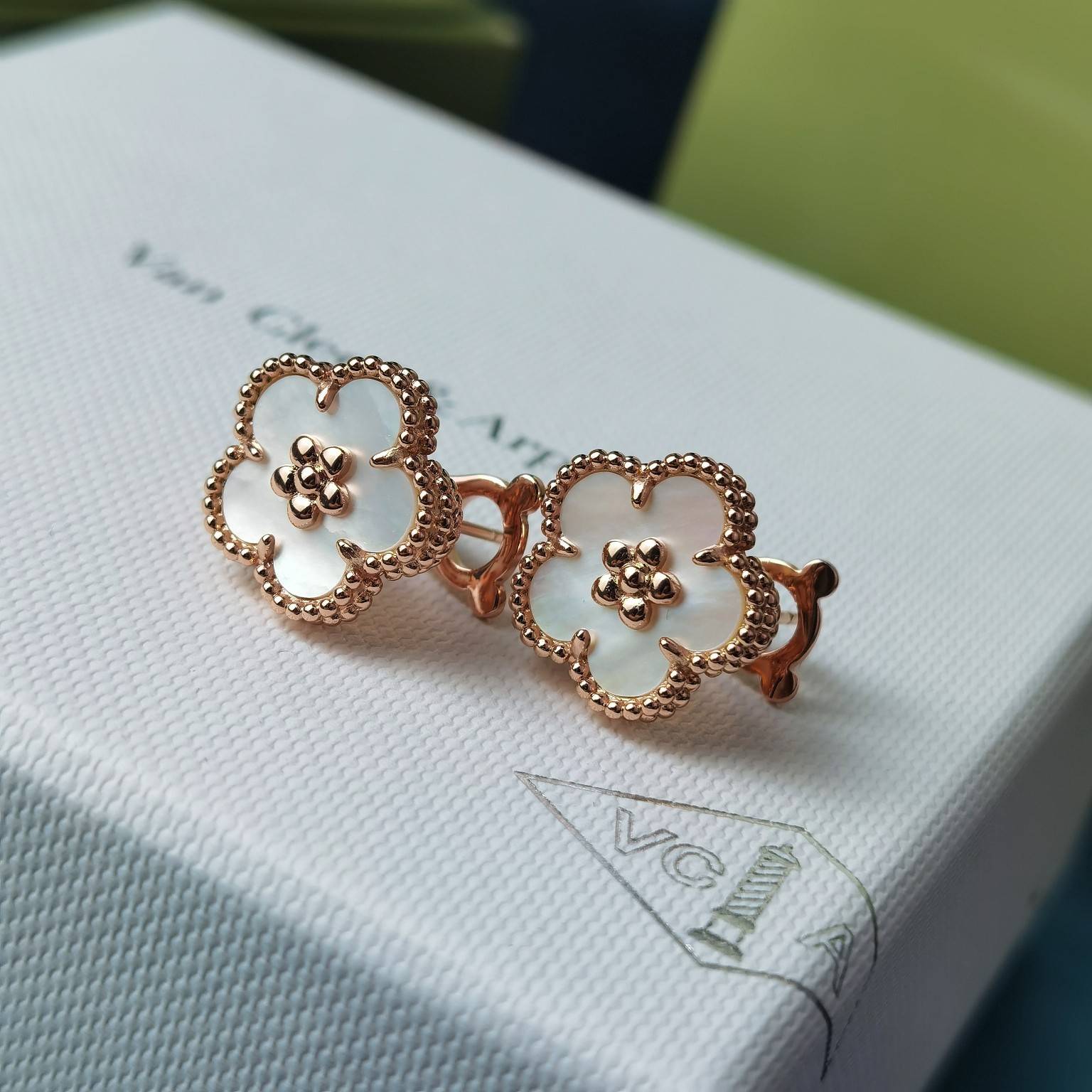 Van Cleef Arpels ヴァン クリーフアーペル レディース ピアス フリヴォル マザーオブパール イエローゴールド ブランドピアス 上品なアクセサリ - 画像 9