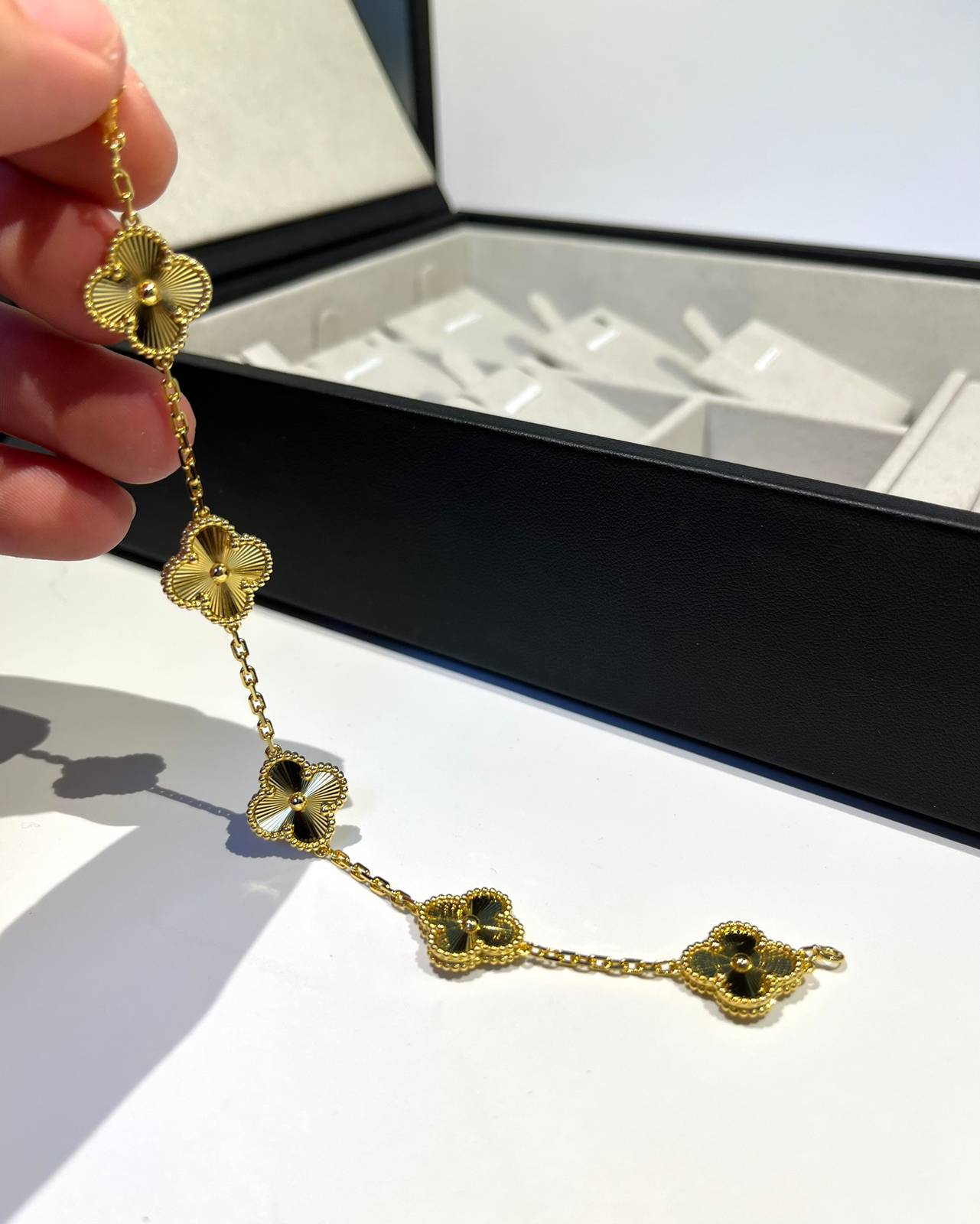 Van Cleef Arpels ヴァン クリーフアーペル レディース ブレスレット 4つ葉モチーフ ブランドジュエリー 上品なアクセサリー ゴールド - 画像 2