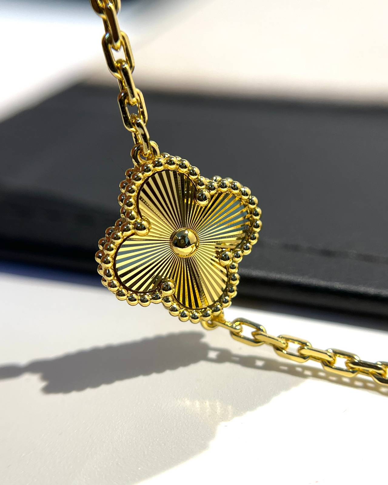 Van Cleef Arpels ヴァン クリーフアーペル レディース ブレスレット 4つ葉モチーフ ブランドジュエリー 上品なアクセサリー ゴールド - 画像 5