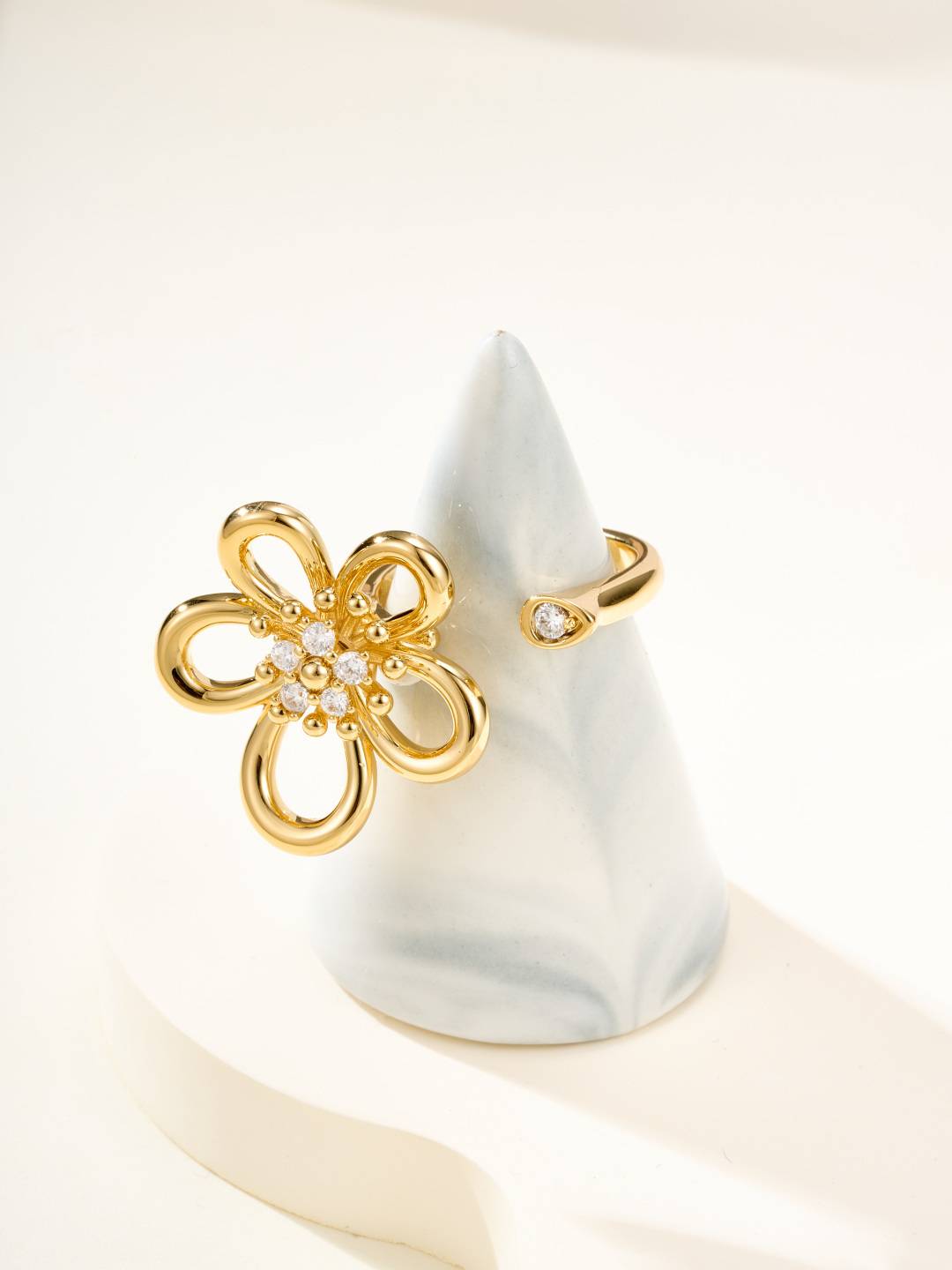 Van Cleef Arpels ヴァン クリーフアーペル レディース リング フリヴォル モチーフネックレス 上品なアクセサリー ゴールド - 画像 5