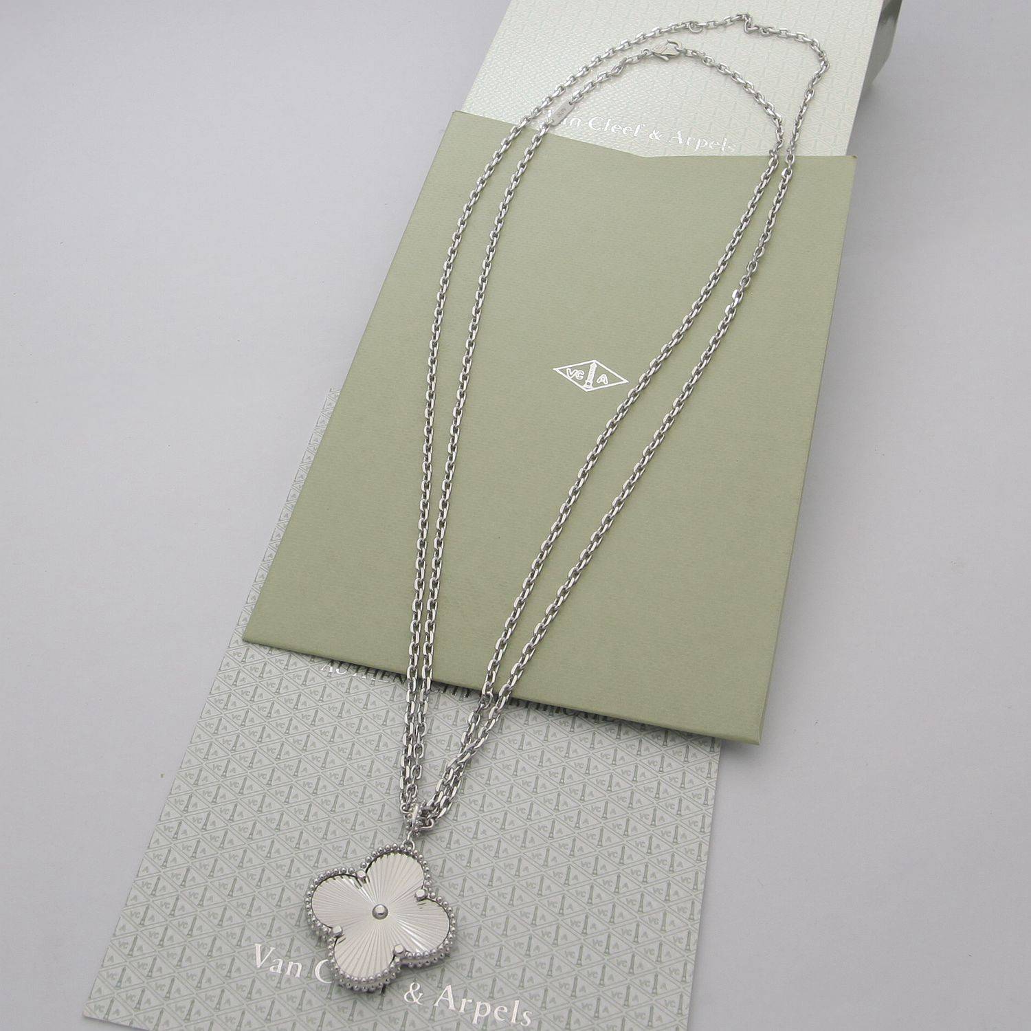 Van Cleef Arpels ヴァン クリーフアーペル レディース ネックレス フリヴォル モチーフネックレス 上品なアクセサリー ゴールド - 画像 4