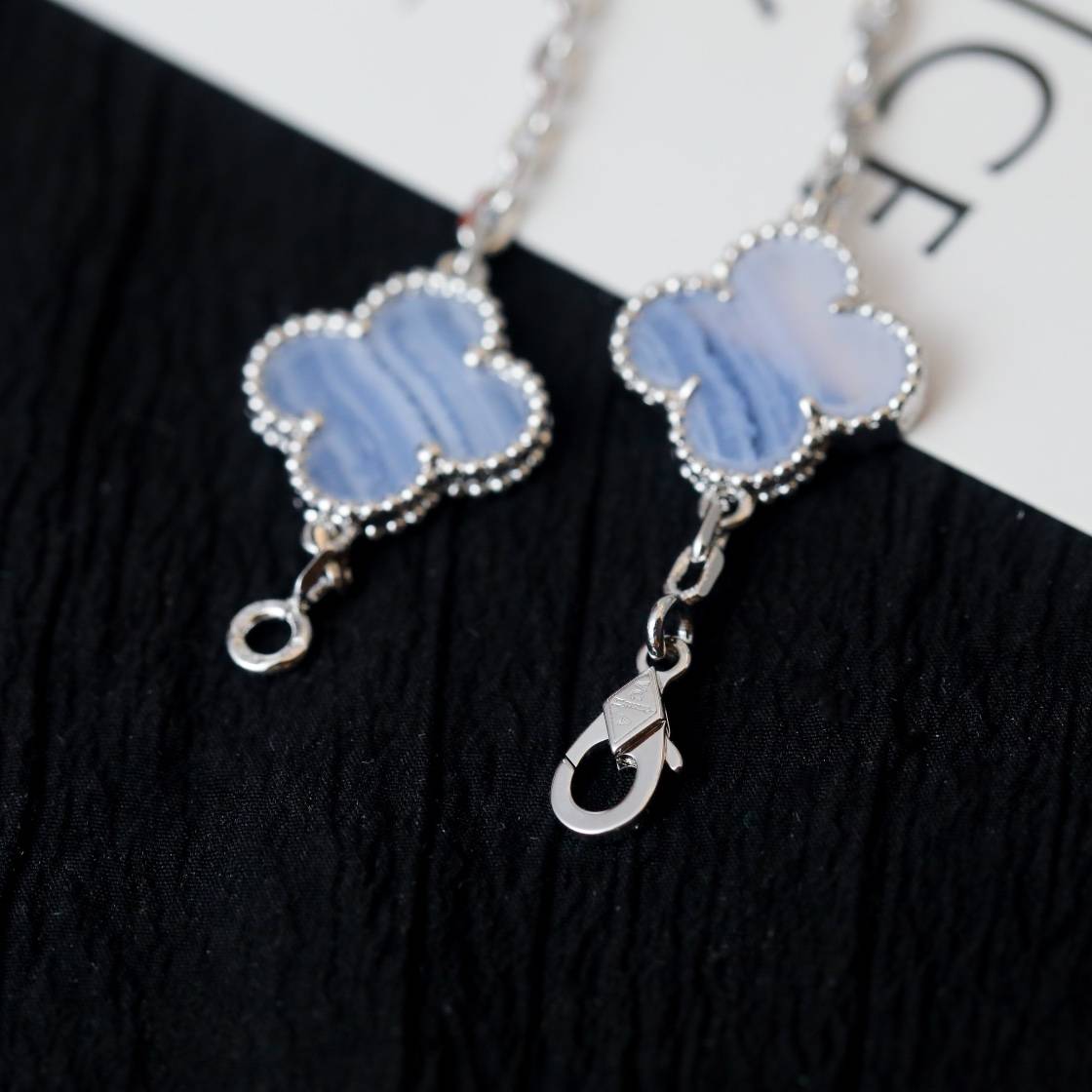 Van Cleef Arpels ヴァン クリーフアーペル レディース ブレスレット 四つ葉モチーフ ブランドブレスレット エレガント シルバー - 画像 4