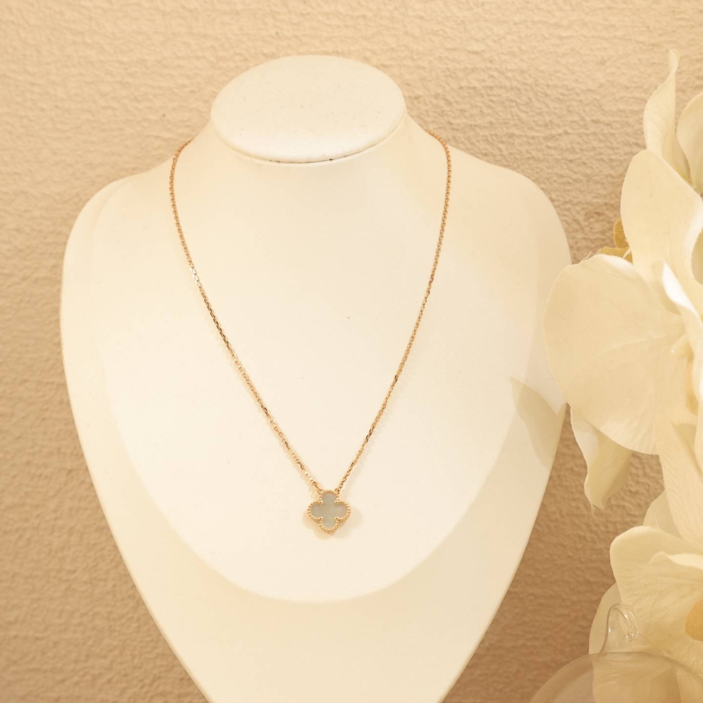 Van Cleef Arpels ヴァン クリーフアーペル レディース ネックレス フリヴォル モチーフネックレス 上品なアクセサリー ゴールド - 画像 4