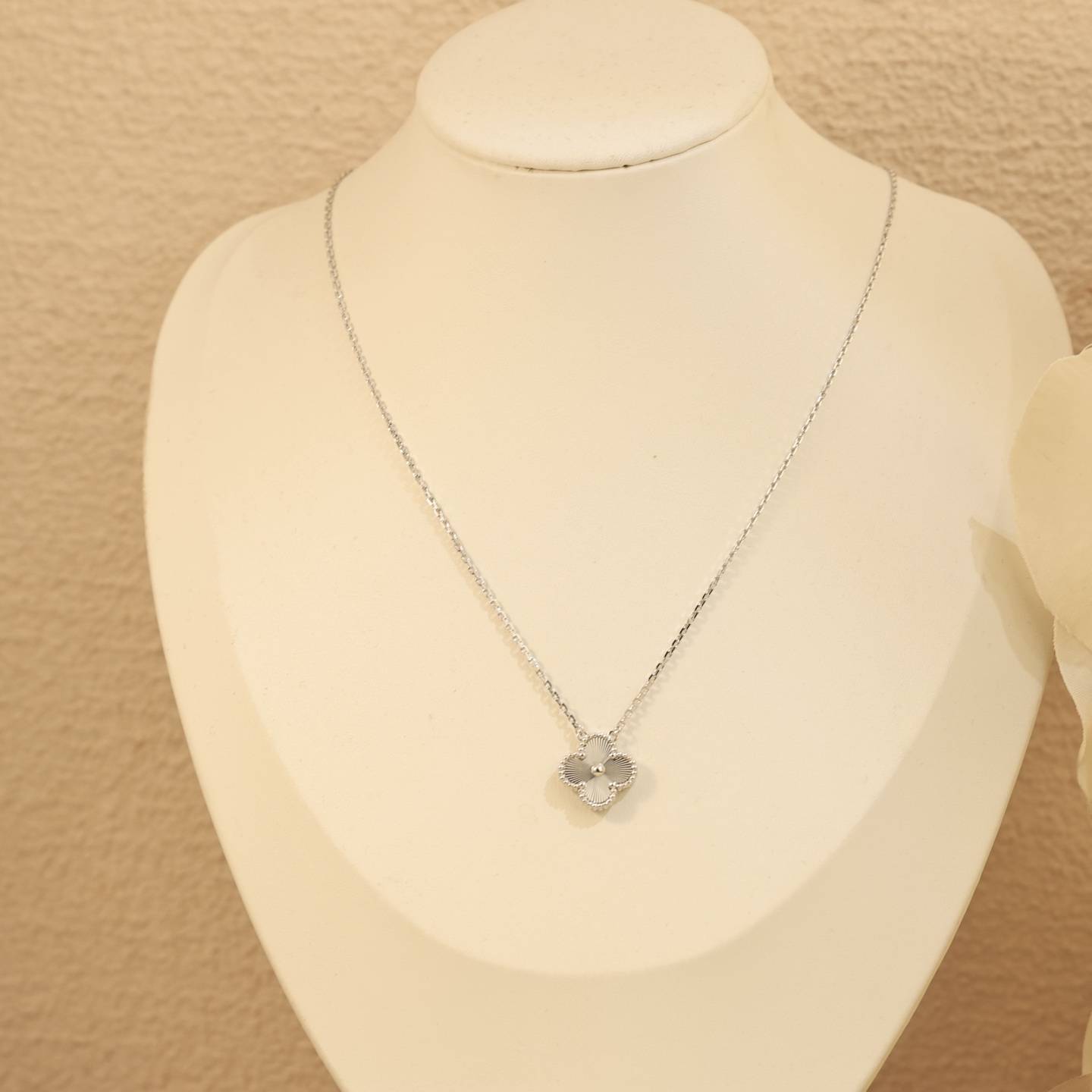 Van Cleef Arpels ヴァン クリーフアーペル レディース ネックレス ブランドネックレス モチーフネックレス ゴールド - 画像 2