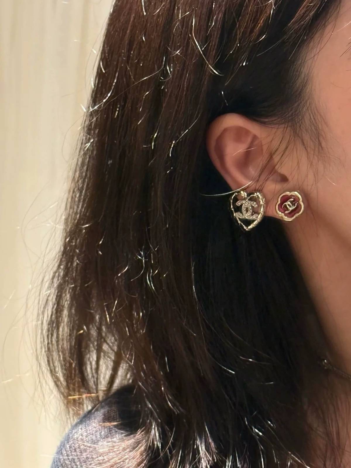 CHANEL シャネル レディース ピアス ロゴプレート ダブルC ブランドピアス 上品なアクセサリー ゴールド - 画像 2
