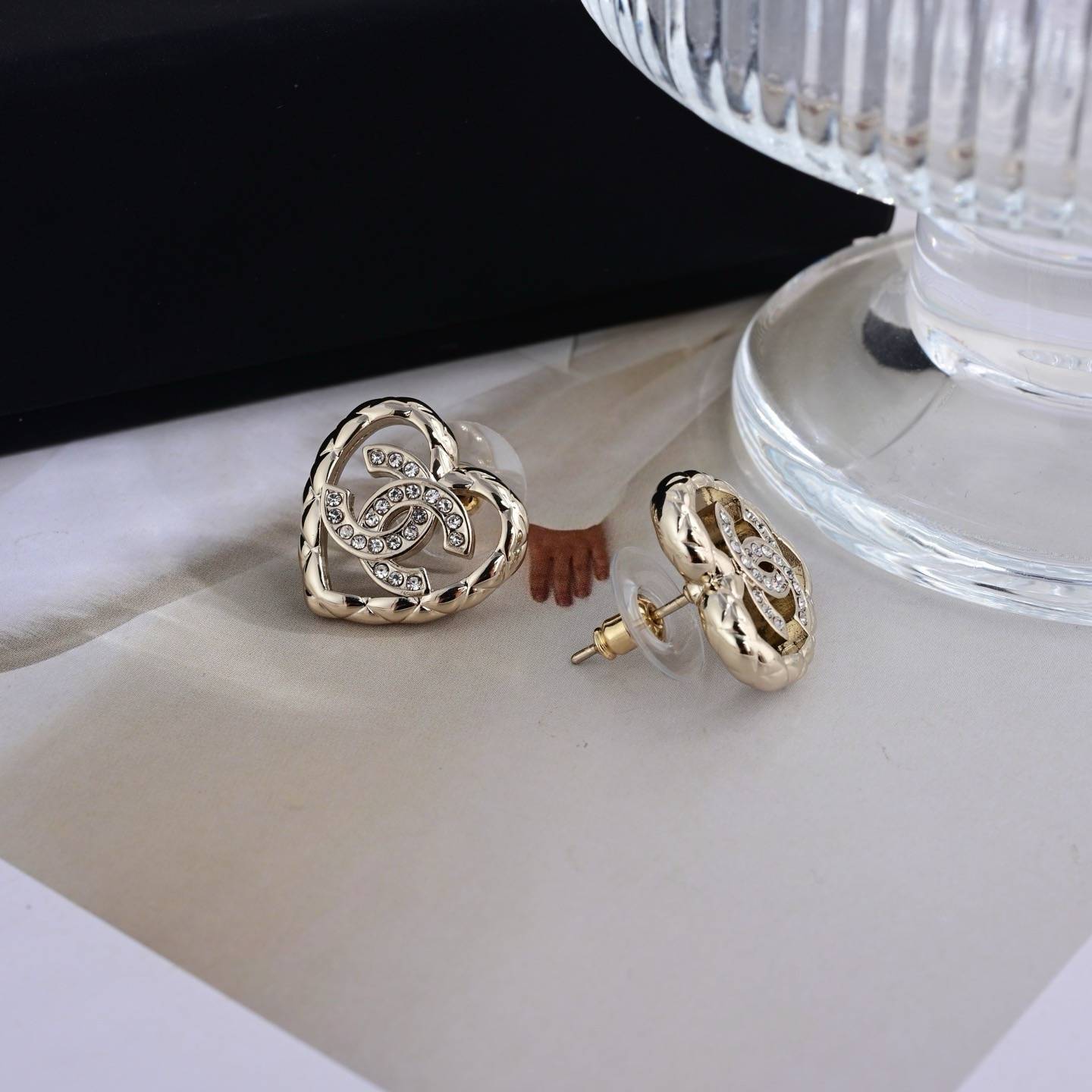 CHANEL シャネル レディース ピアス ロゴプレート ダブルC ブランドピアス 上品なアクセサリー ゴールド - 画像 3