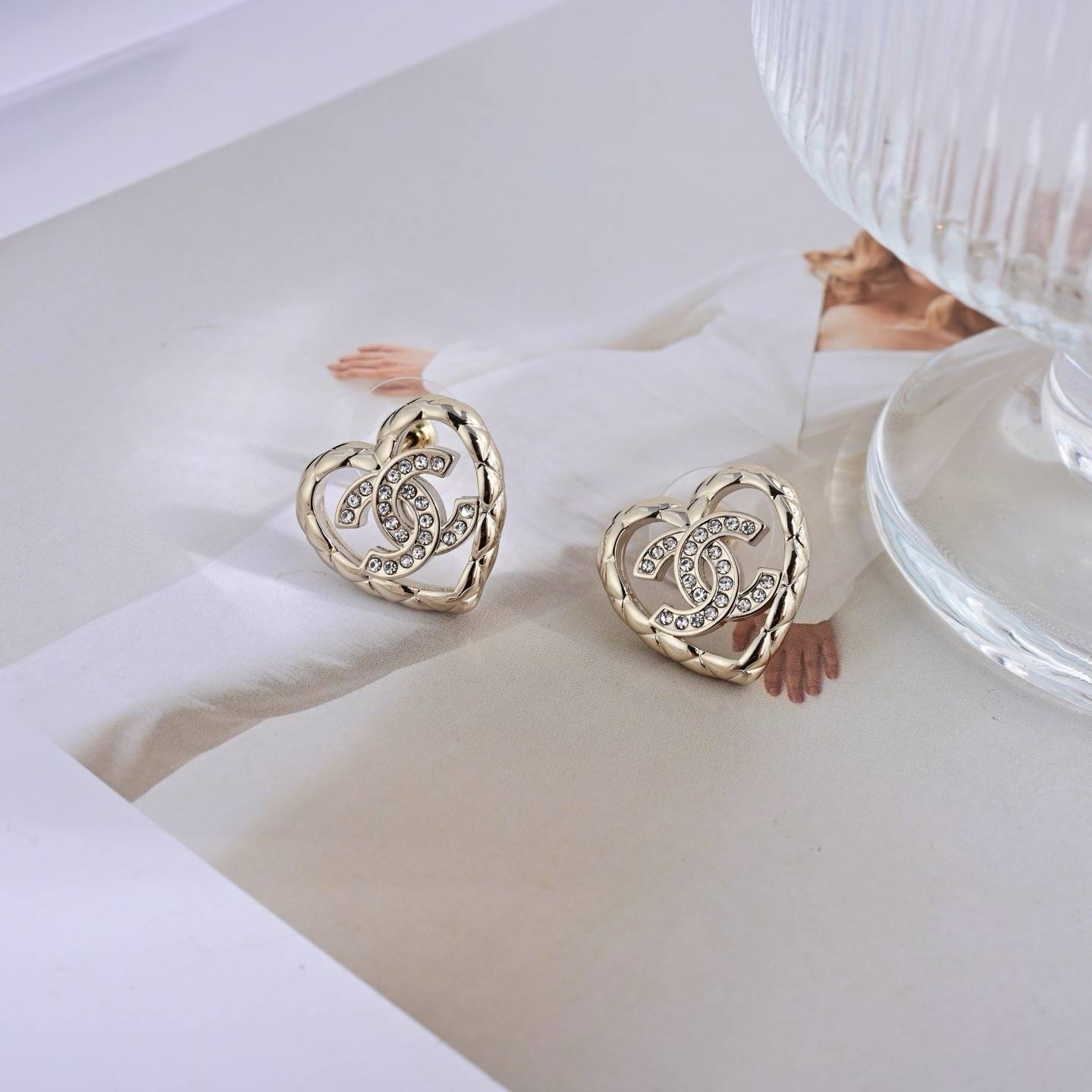 CHANEL シャネル レディース ピアス ロゴプレート ダブルC ブランドピアス 上品なアクセサリー ゴールド - 画像 4