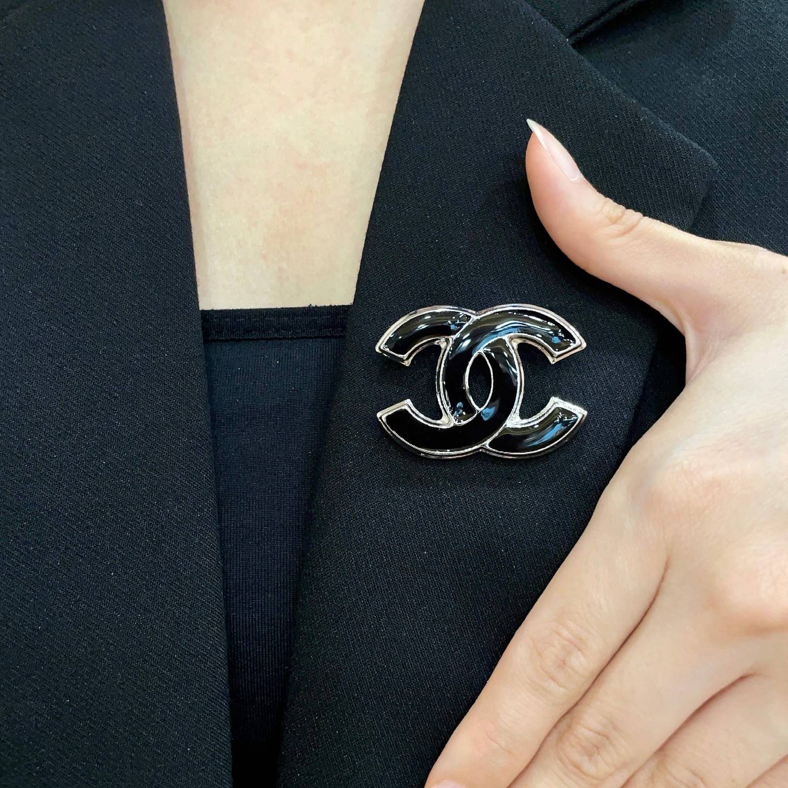 CHANEL シャネル レディース ブローチ CCロゴ ブランドブローチ 上品なアクセサリー ブラック