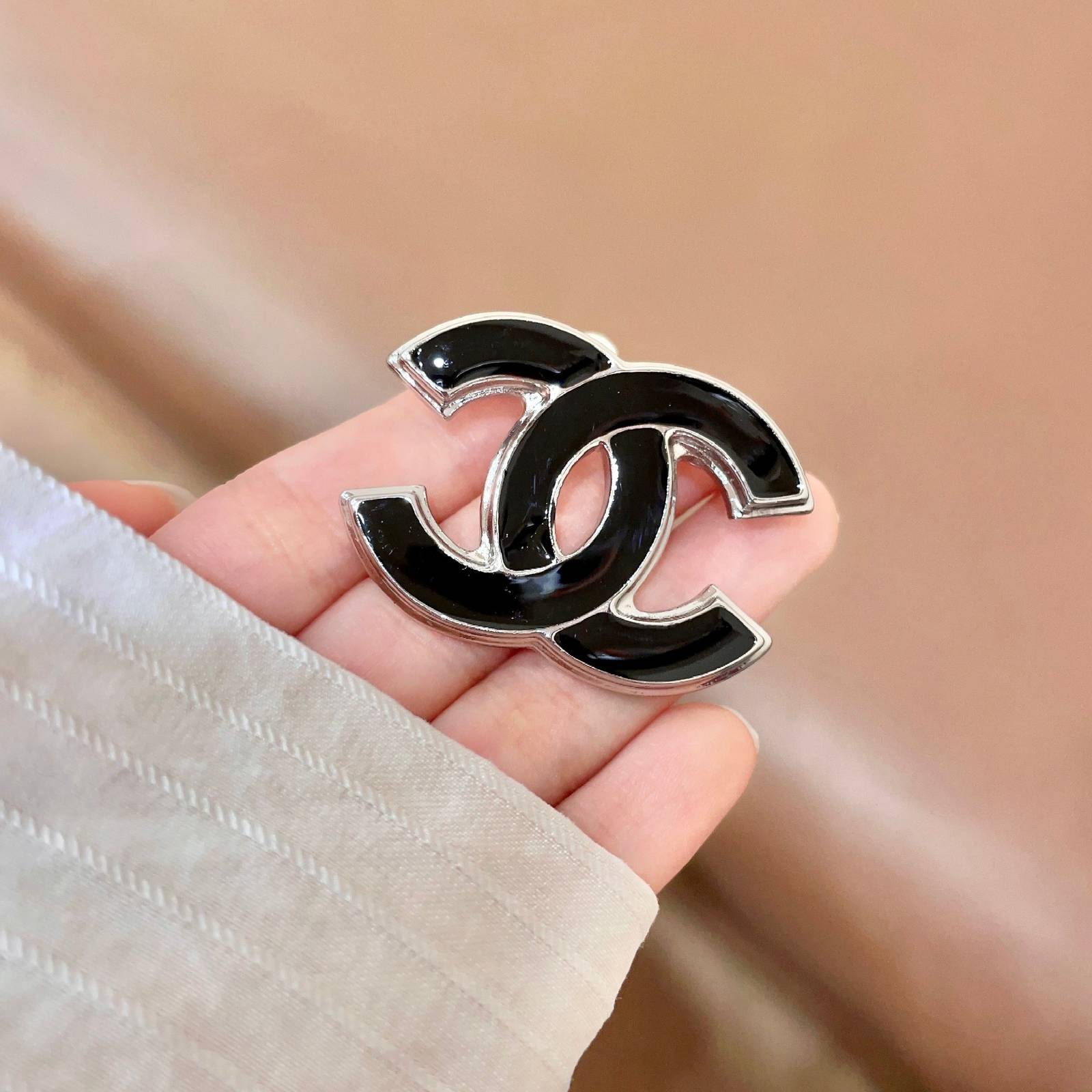 CHANEL シャネル レディース ブローチ CCロゴ ブランドブローチ 上品なアクセサリー ブラック - 画像 2