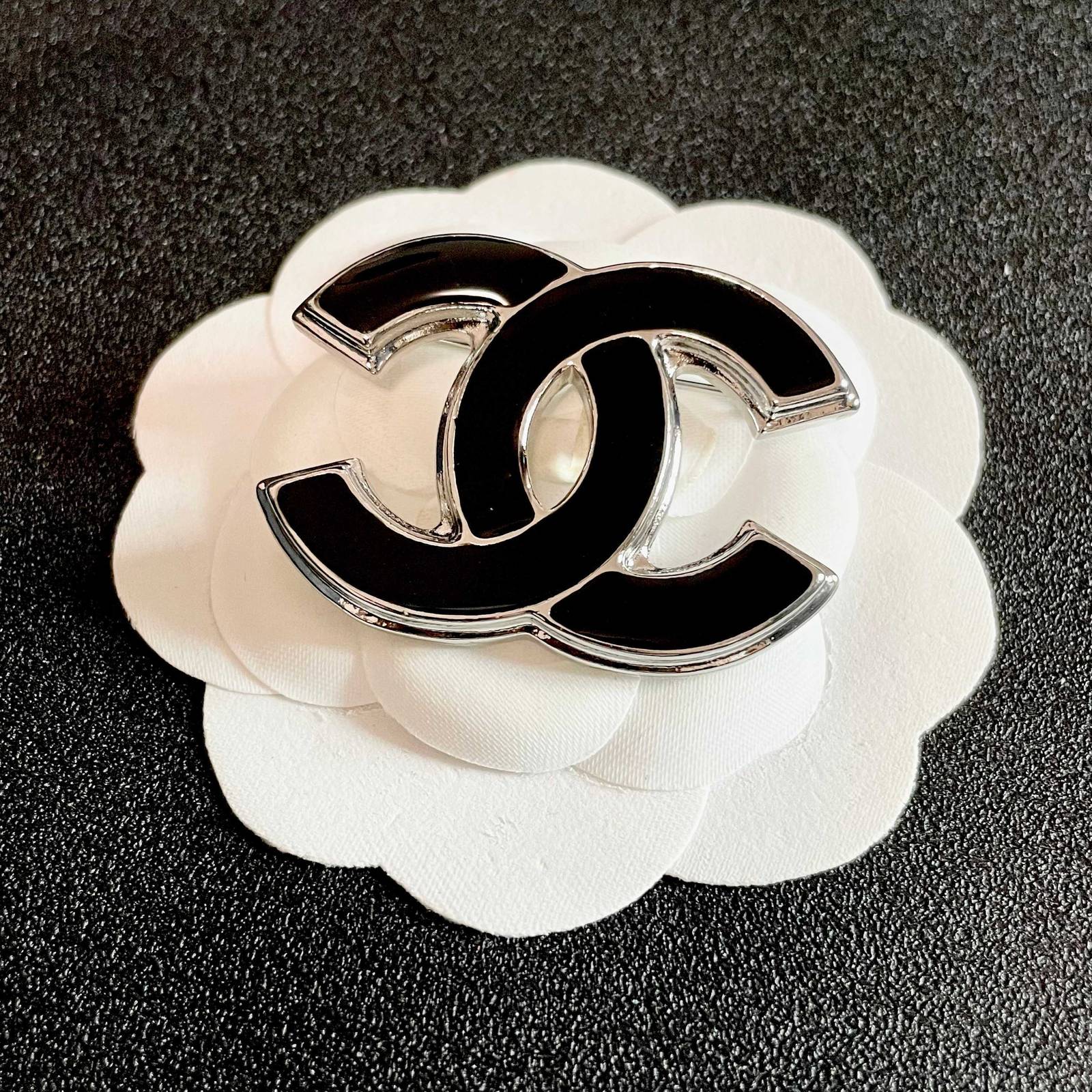 CHANEL シャネル レディース ブローチ CCロゴ ブランドブローチ 上品なアクセサリー ブラック - 画像 4