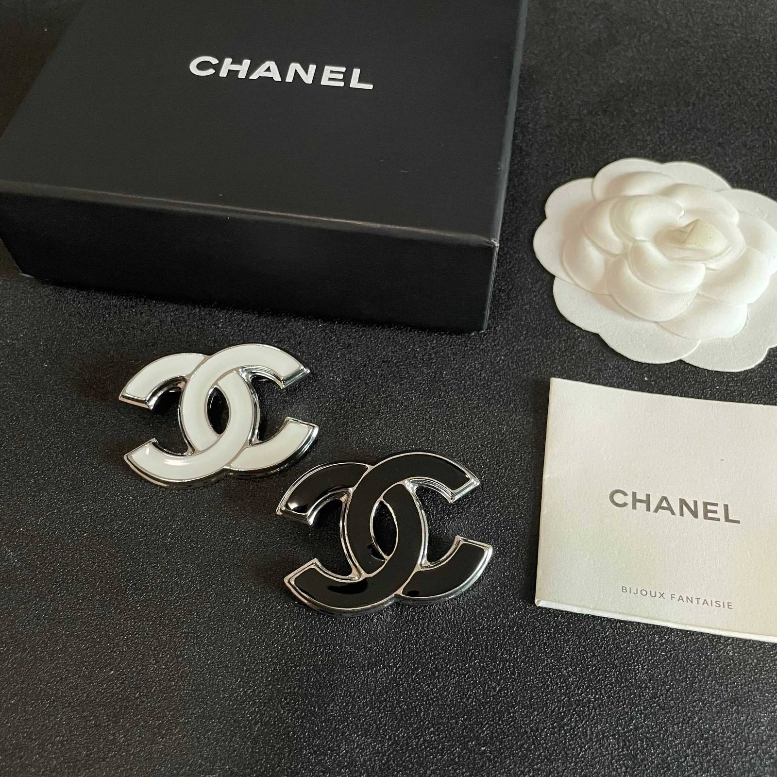 CHANEL シャネル レディース ブローチ CCロゴ ブランドブローチ 上品なアクセサリー ブラック - 画像 7