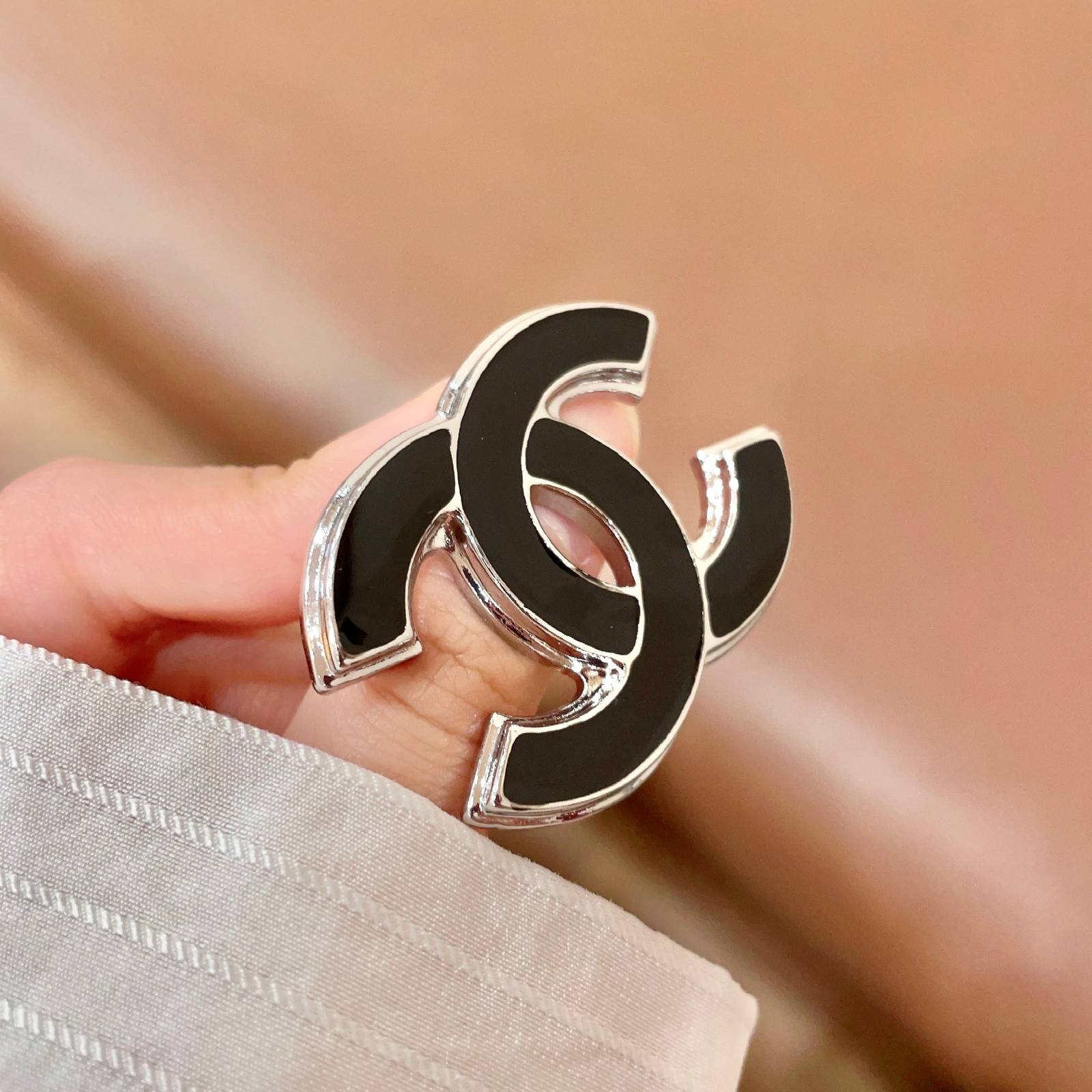 CHANEL シャネル レディース ブローチ CCロゴ ブランドブローチ 上品なアクセサリー ブラック - 画像 8