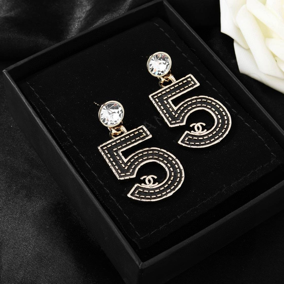 CHANEL シャネル レディース ピアス ロゴピアス ブランドピアス ブランドアクセサリー ゴールド - 画像 4