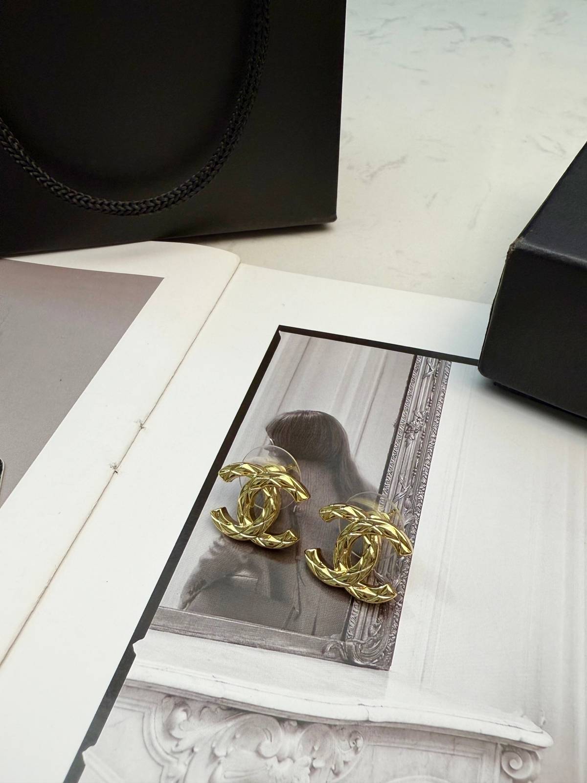 CHANEL シャネル レディース ピアス CCロゴ ブランドピアス 上品なアクセサリー ゴールド - 画像 4