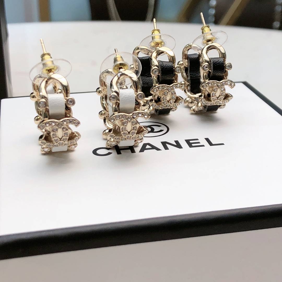 CHANEL シャネル レディース ピアス ロゴプレート ダブルC ブランドピアス 上品なアクセサリー ゴールド