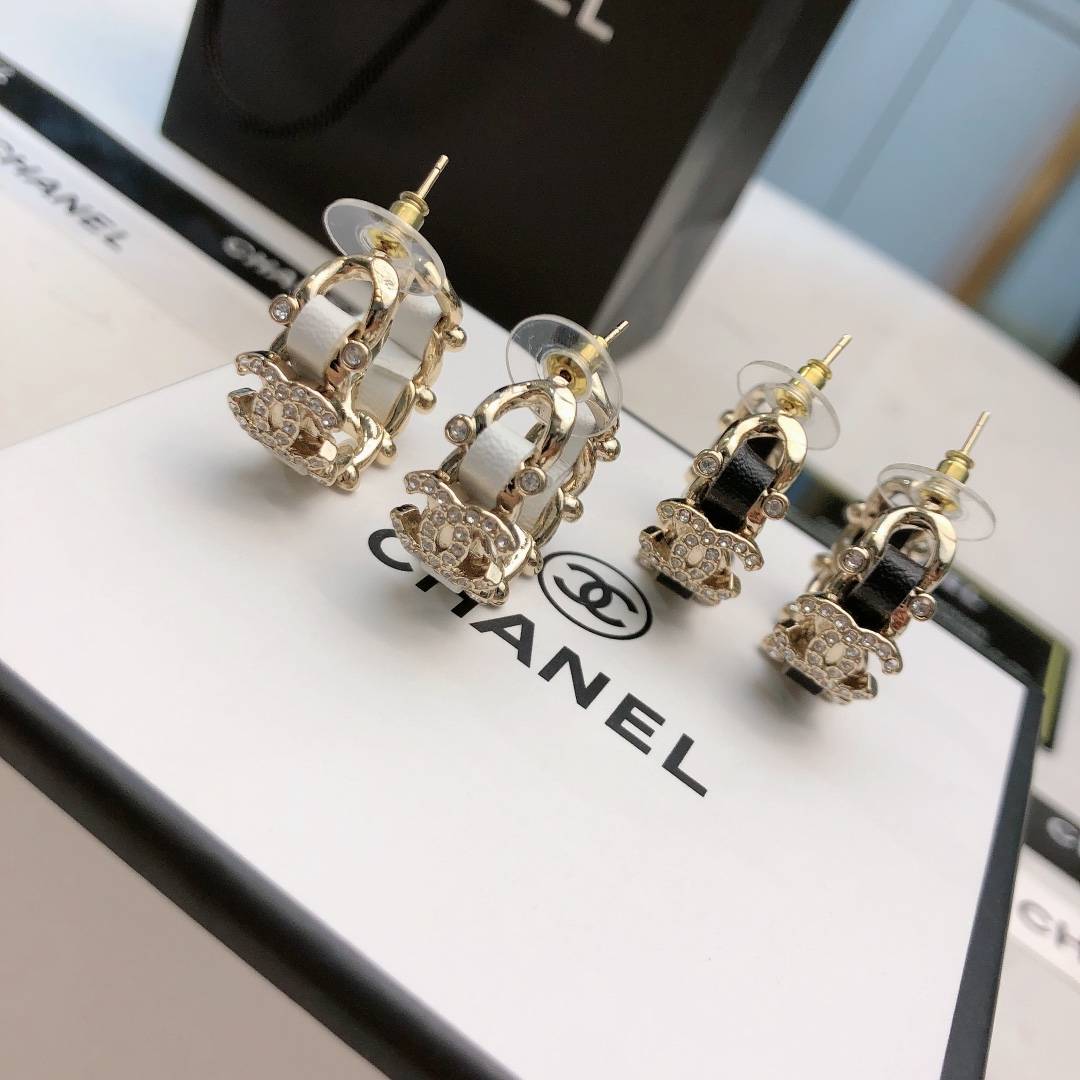 CHANEL シャネル レディース ピアス ロゴプレート ダブルC ブランドピアス 上品なアクセサリー ゴールド - 画像 2