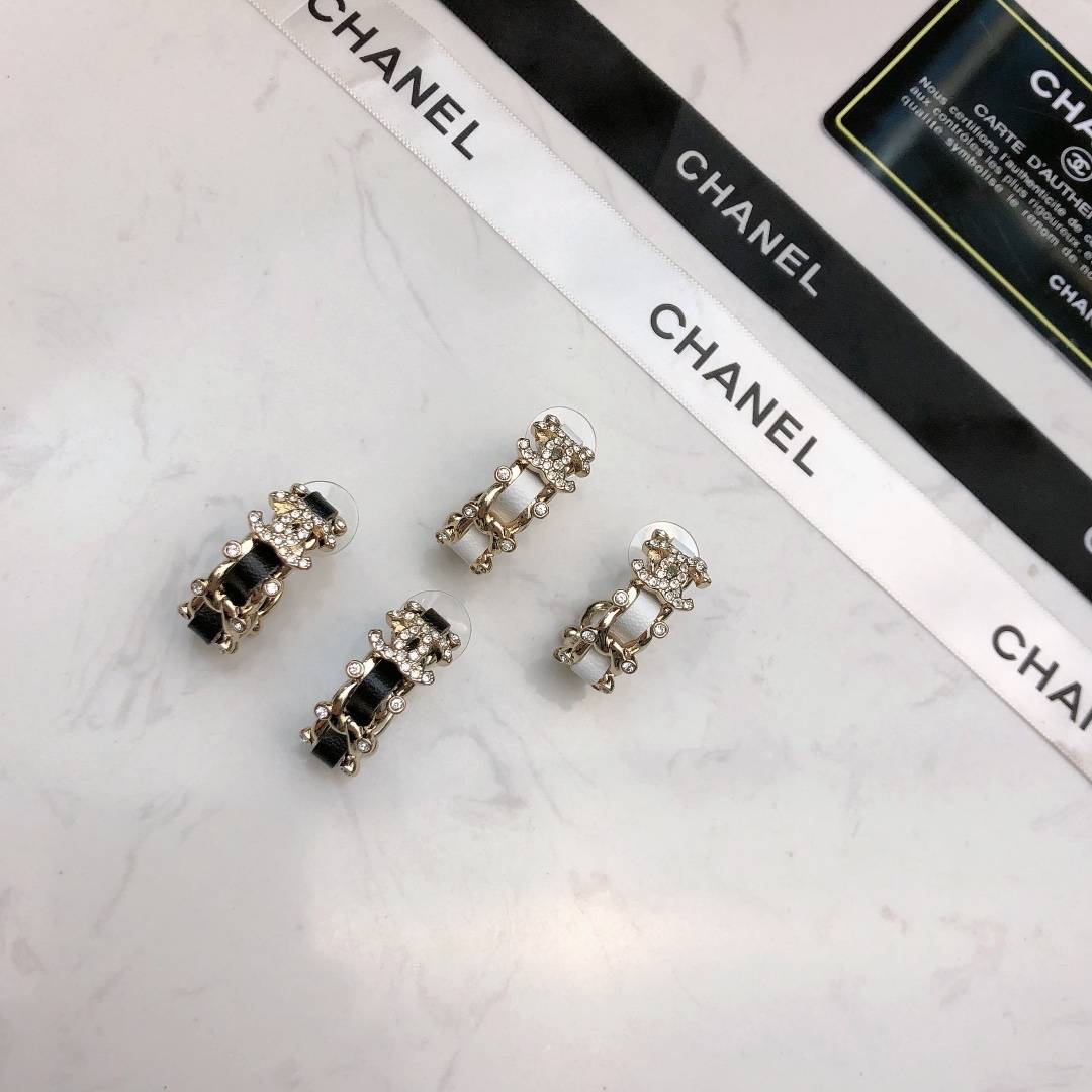 CHANEL シャネル レディース ピアス ロゴプレート ダブルC ブランドピアス 上品なアクセサリー ゴールド - 画像 4