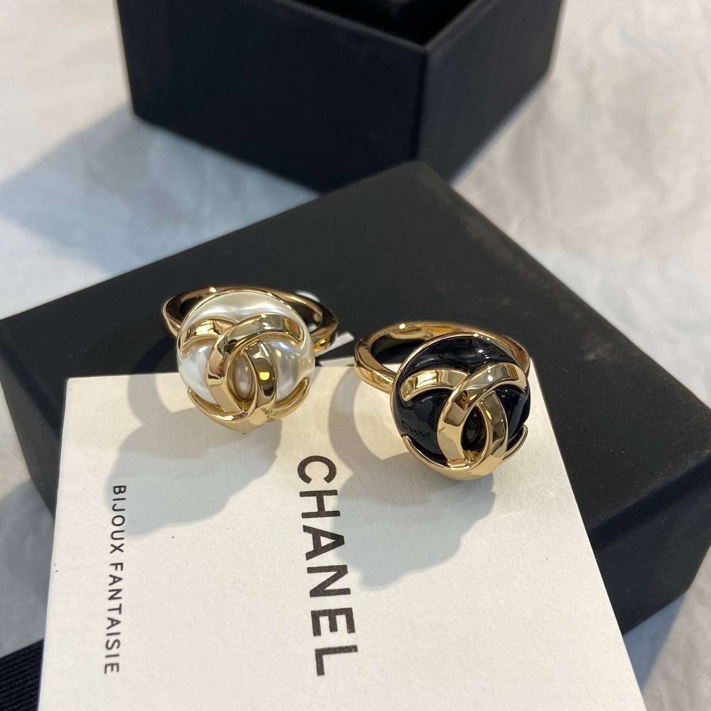 CHANEL シャネル レディース ピアス ダブルC ロゴプレート 上品なアクセサリー ブラック