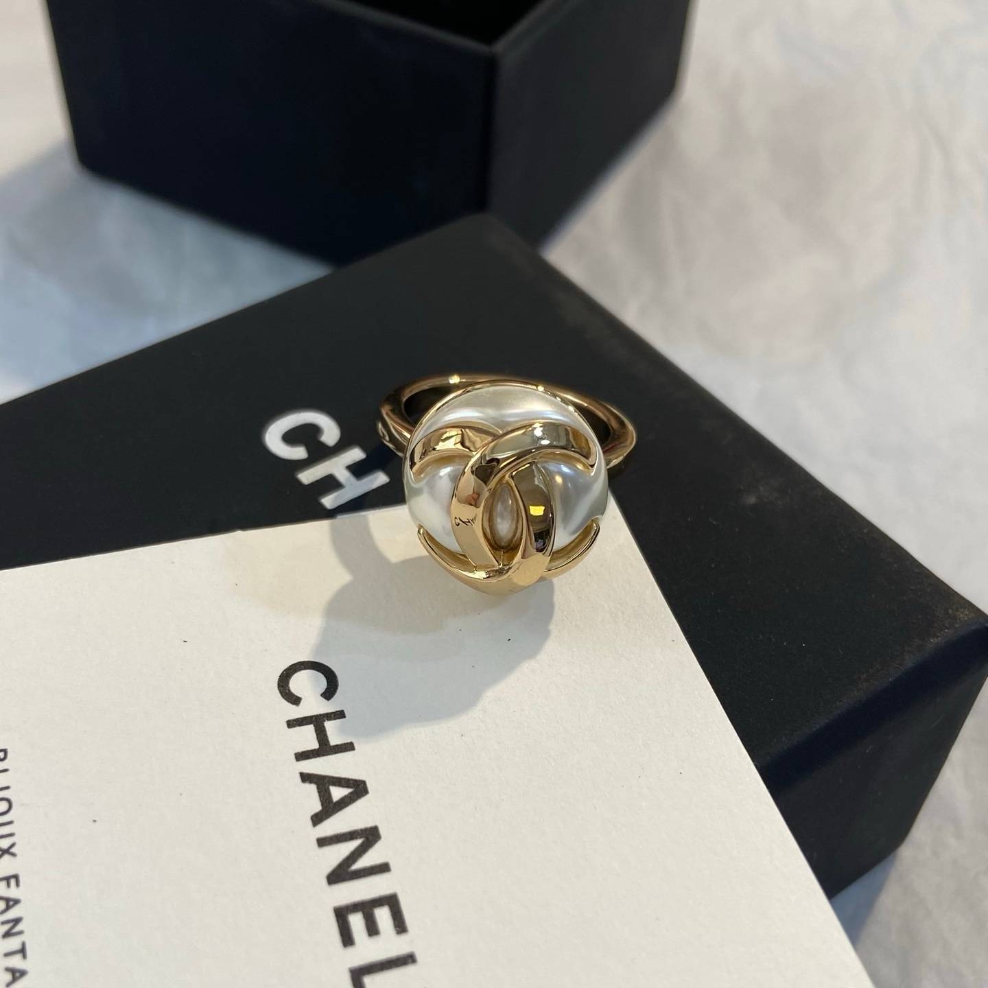 CHANEL シャネル レディース ピアス ダブルC ロゴプレート 上品なアクセサリー ブラック - 画像 4