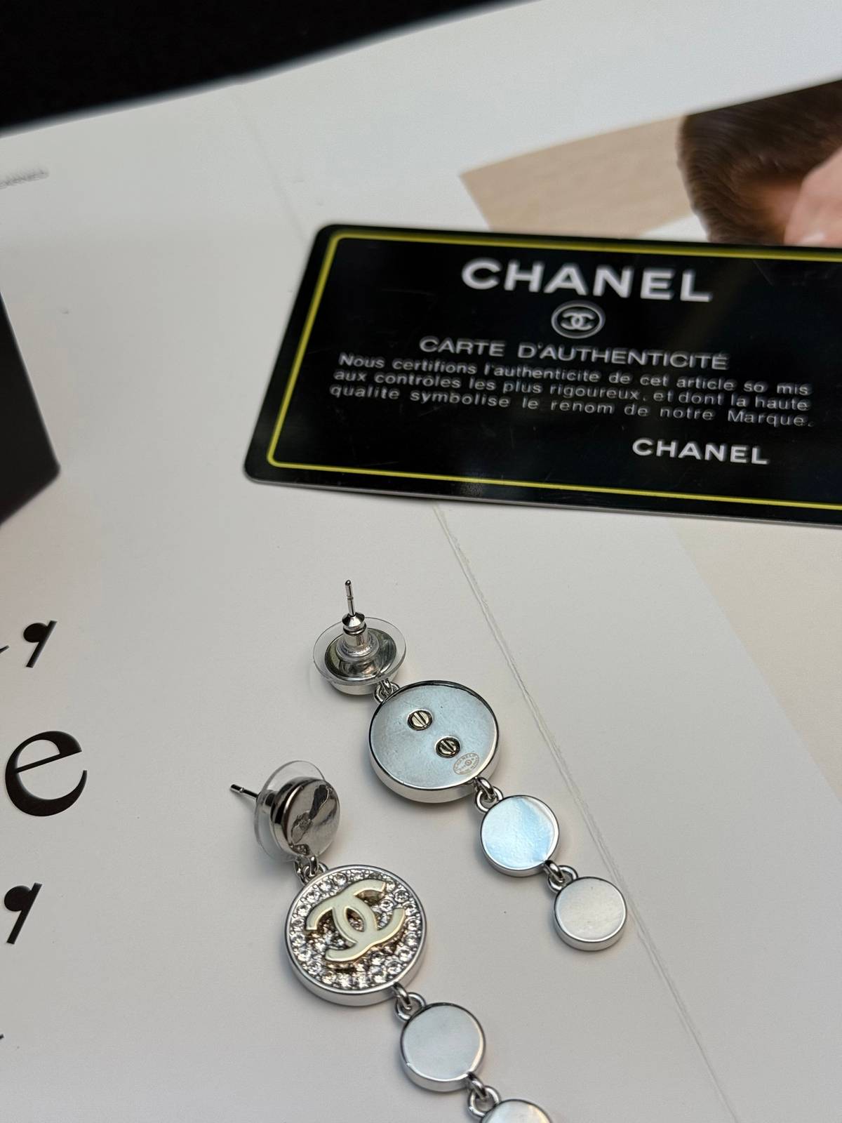 CHANEL シャネル レディース ピアス CCロゴ ダブルC チェーンモチーフ ブランドピアス 上品なアクセサリー シルバー - 画像 3