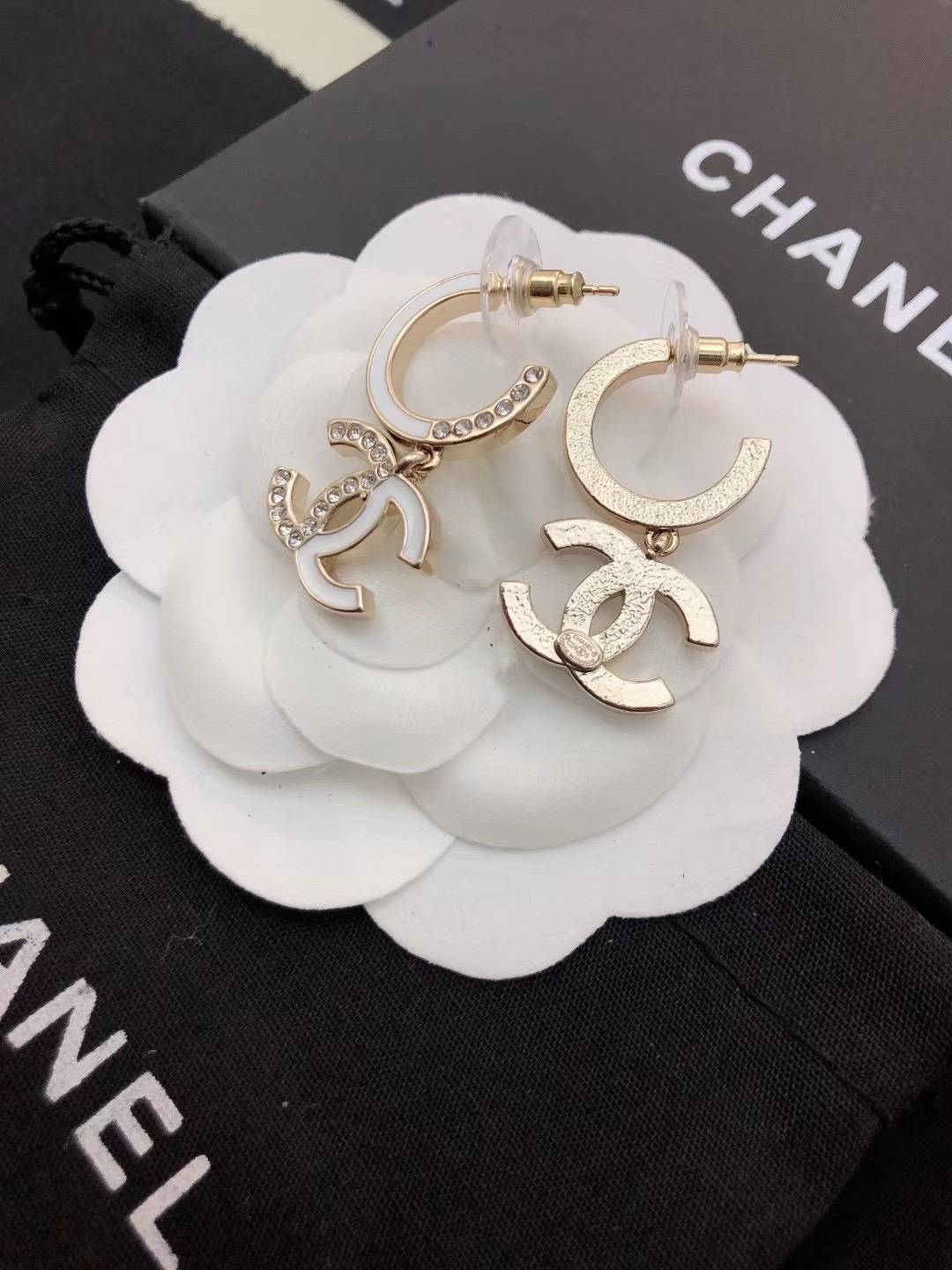 CHANEL シャネル レディース ピアス ダブルC ロゴプレート ブランドピアス ゴールド