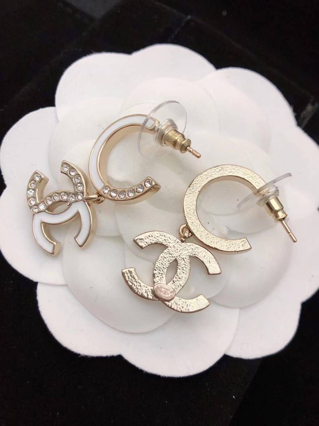 CHANEL シャネル レディース ピアス ダブルC ロゴプレート ブランドピアス ゴールド - 画像 2