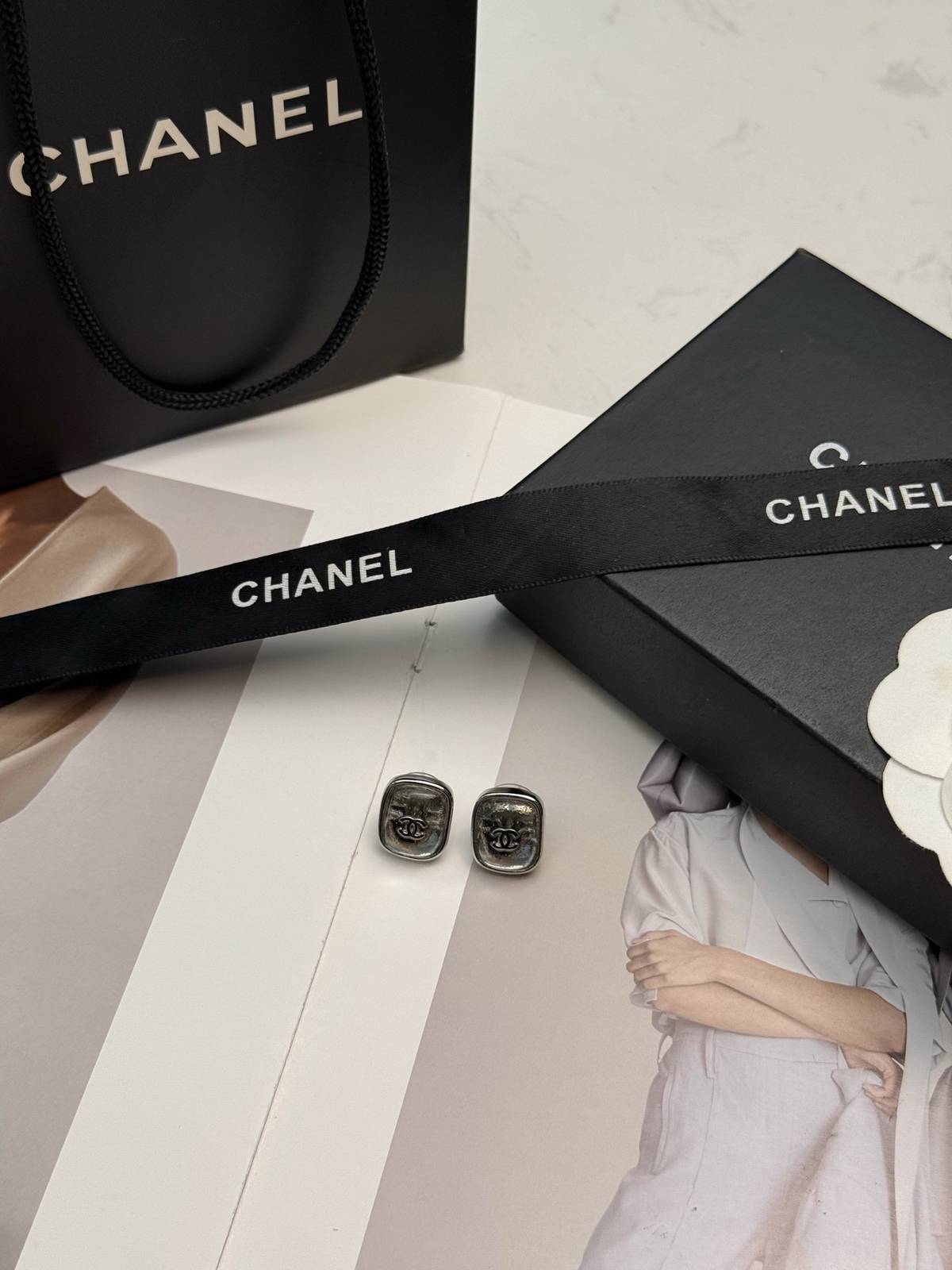 CHANEL シャネル レディース ピアス CCロゴ ブランドピアス 上品なアクセサリー シルバー - 画像 2