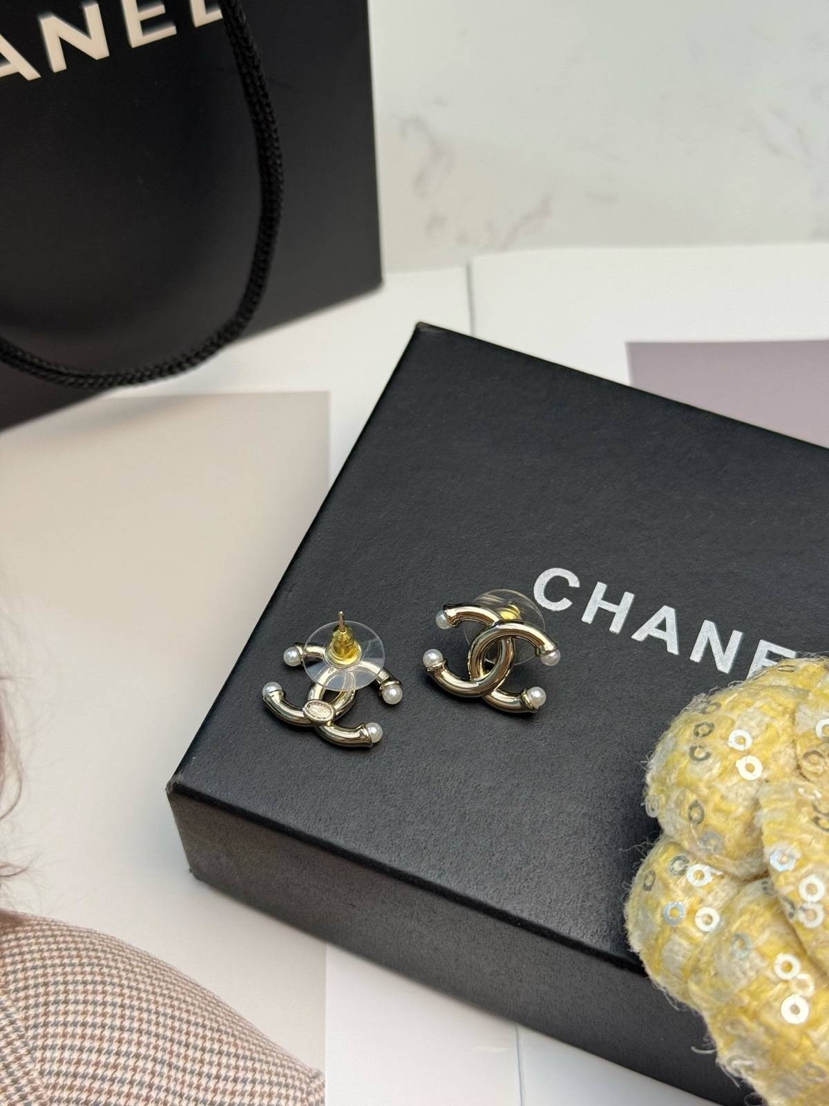 CHANEL シャネル レディース ピアス CCロゴ ロゴプレート ブランドピアス 上品なアクセサリー シルバー - 画像 3