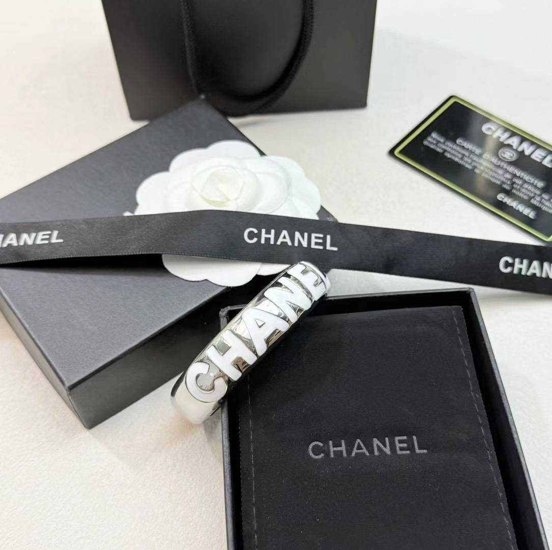 CHANEL シャネル レディース ブレスレット ロゴプレート ブランドブレスレット シルバー