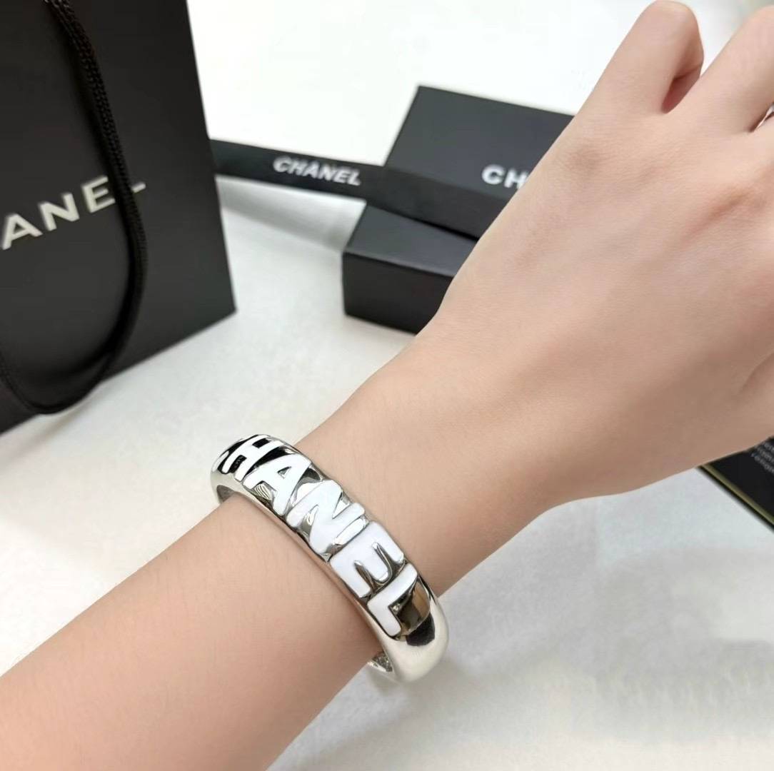 CHANEL シャネル レディース ブレスレット ロゴプレート ブランドブレスレット シルバー - 画像 6