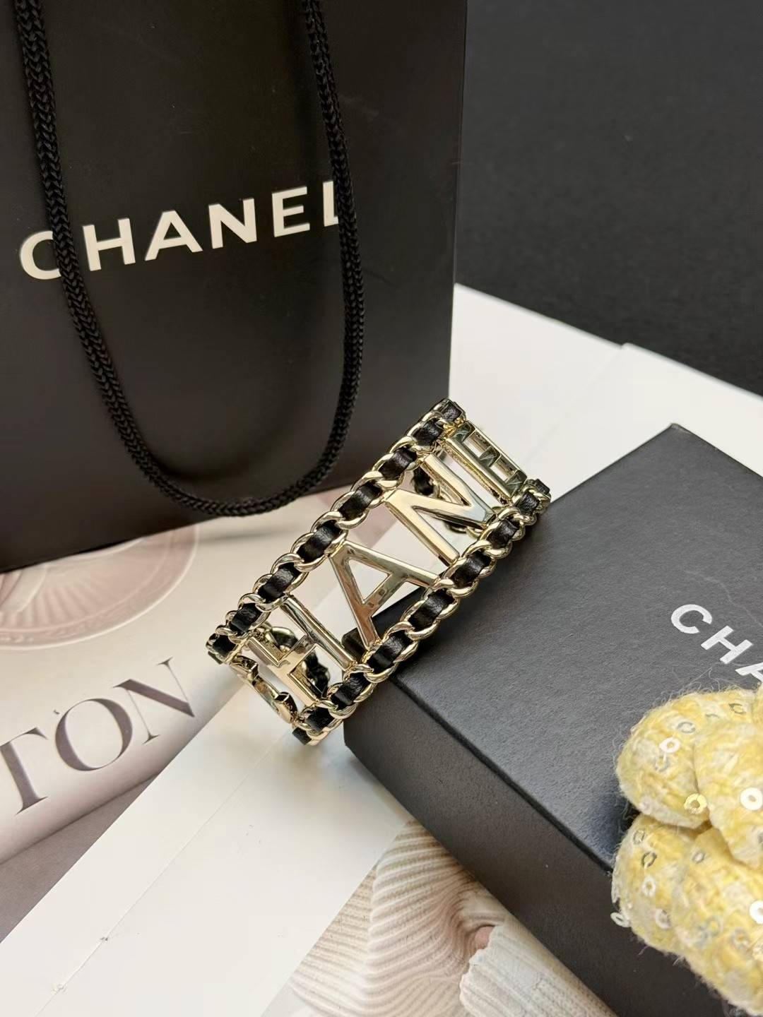 CHANEL シャネル レディース ブレスレット ロゴプレート ブランドブレスレット ゴールド - 画像 4