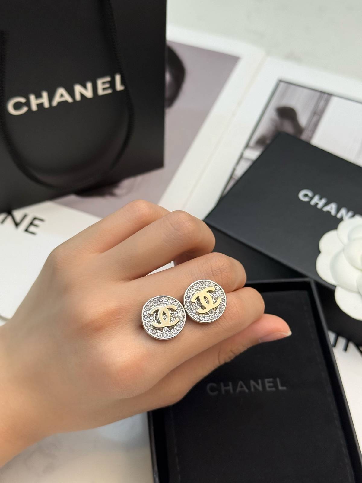 CHANEL シャネル レディース ピアス CCロゴ ダブルC ロゴピアス 上品なアクセサリー シルバー - 画像 2