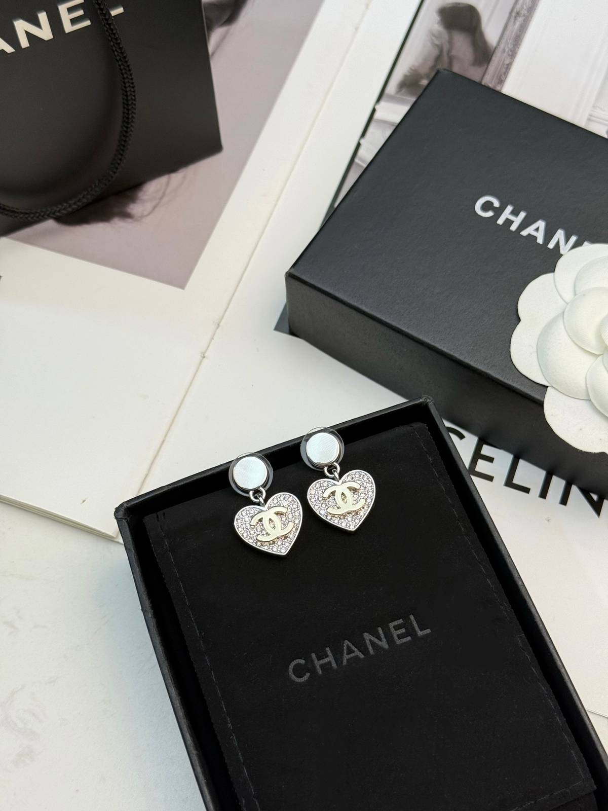 CHANEL シャネル レディース ピアス ロゴピアス シャネル ブランドピアス 上品なアクセサリー ホワイト - 画像 2