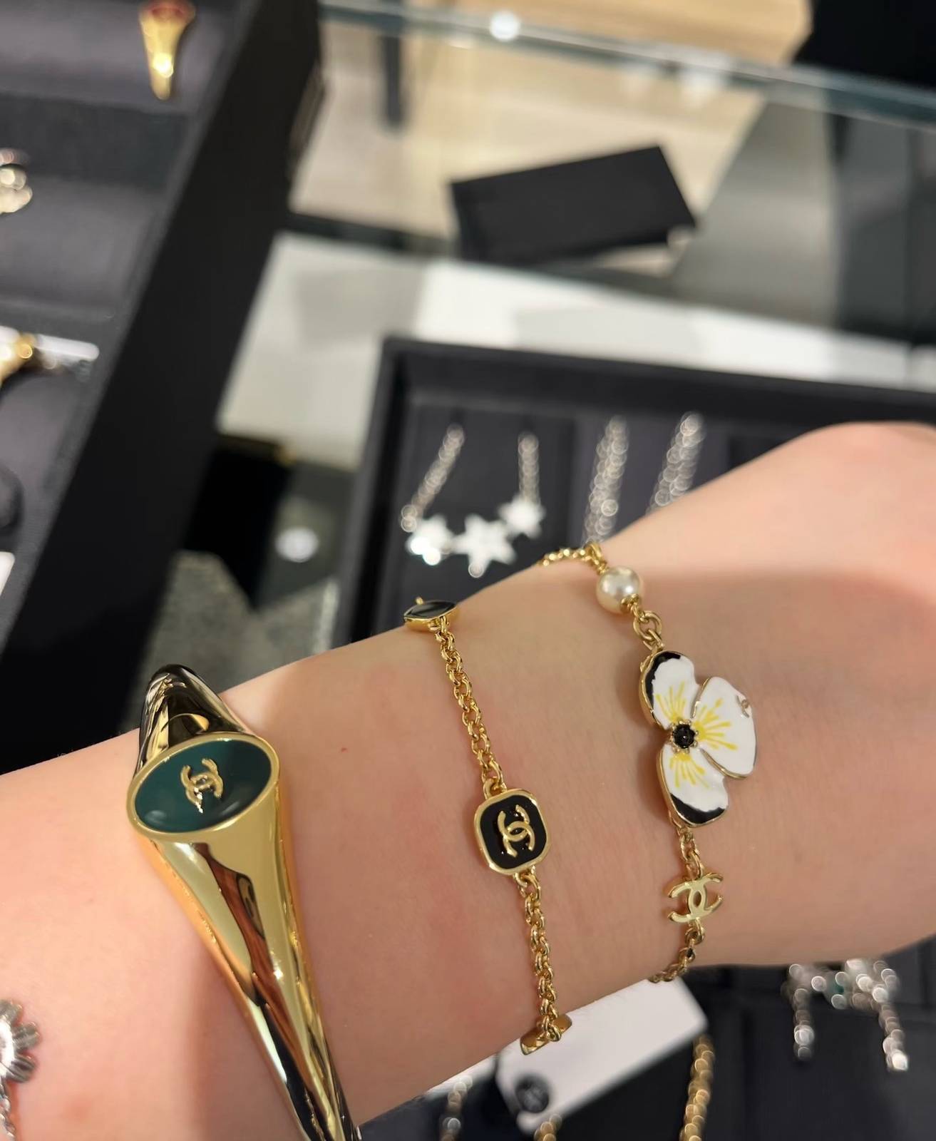 CHANEL シャネル レディース ブレスレット ロゴプレート フラワーモチーフ ブランドブレスレット ゴールド - 画像 2