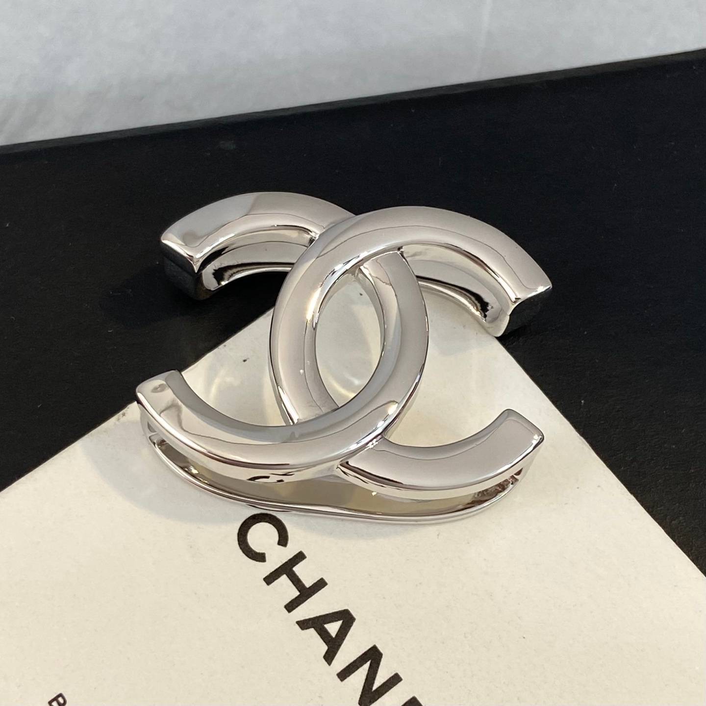 CHANEL シャネル レディース ブローチ CCロゴ チェーンモチーフ ブランドブローチ シルバー