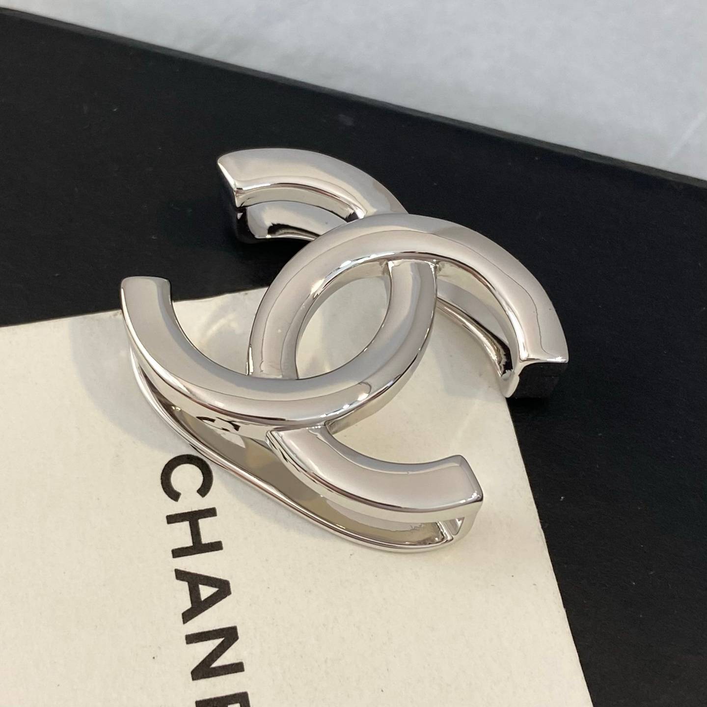 CHANEL シャネル レディース ブローチ CCロゴ チェーンモチーフ ブランドブローチ シルバー - 画像 9