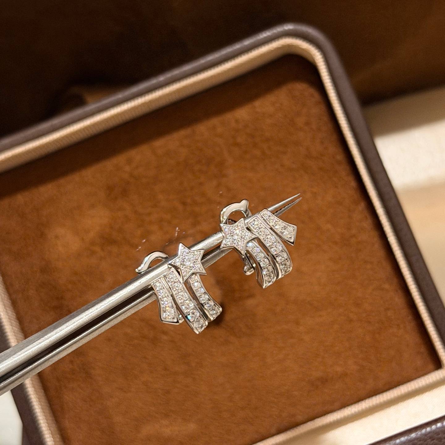 CHANEL シャネル レディース ピアス ロゴプレート ダイヤモンド ブランドピアス ブランドジュエリー ホワイト
