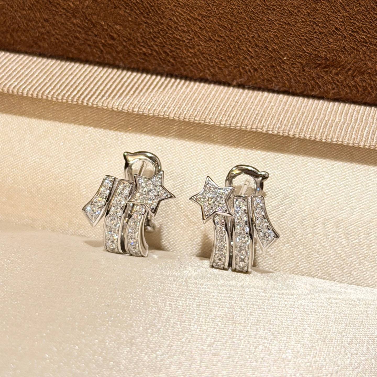 CHANEL シャネル レディース ピアス ロゴプレート ダイヤモンド ブランドピアス ブランドジュエリー ホワイト - 画像 2