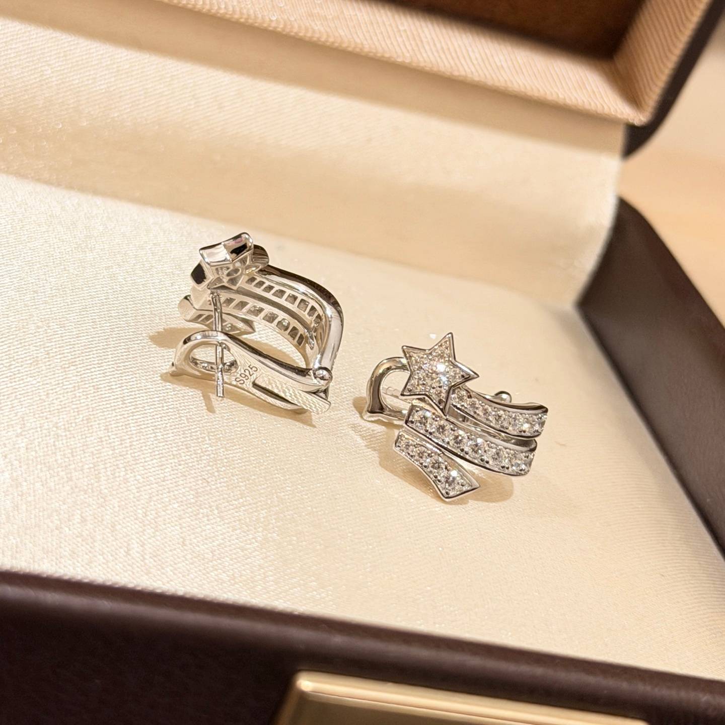 CHANEL シャネル レディース ピアス ロゴプレート ダイヤモンド ブランドピアス ブランドジュエリー ホワイト - 画像 3