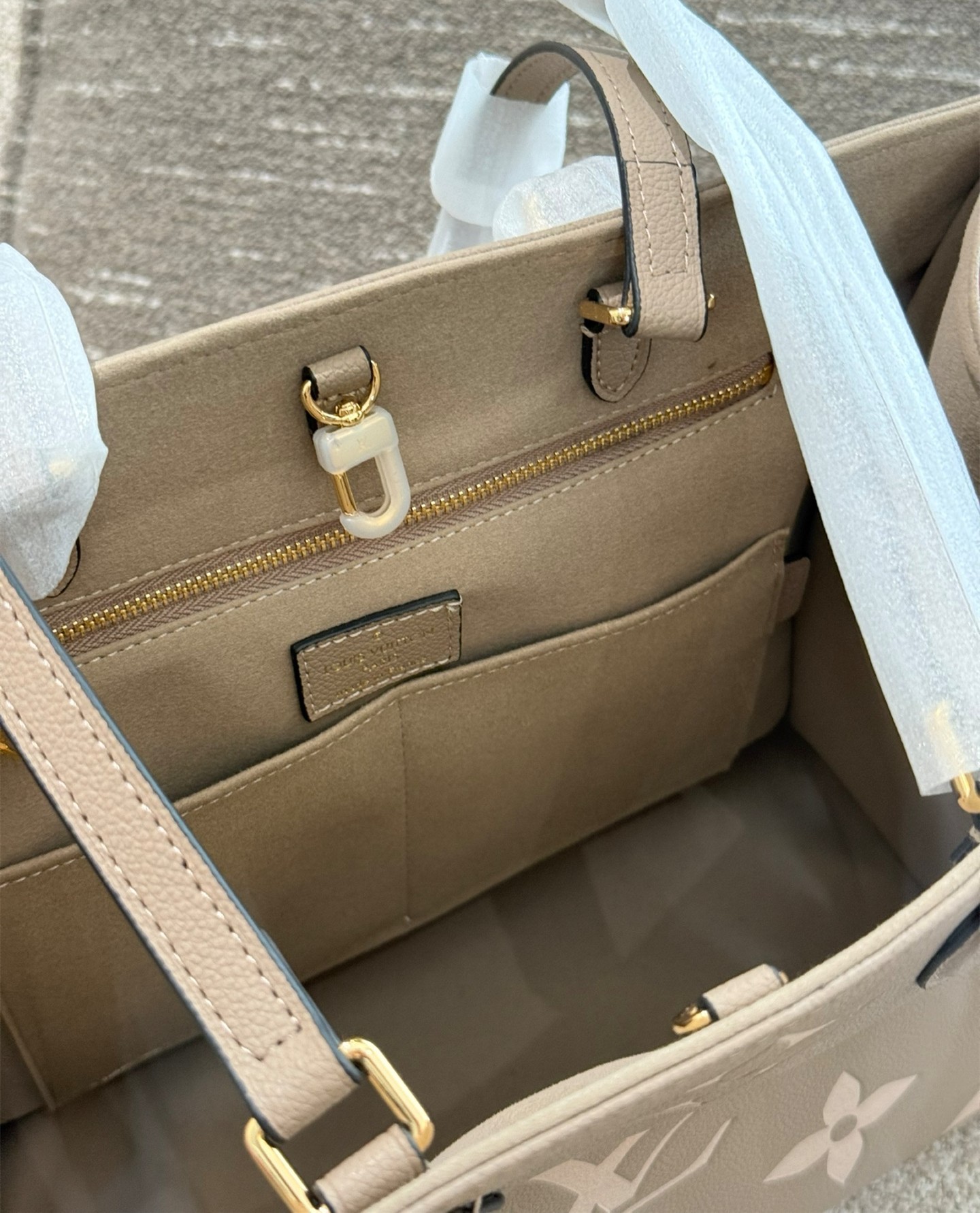 ルイヴィトン　オンザゴー MM　LOUIS VUITTON　トートバッグ　ハンドバッグ　レディース　レザー　モノグラム　2色 - 画像 9
