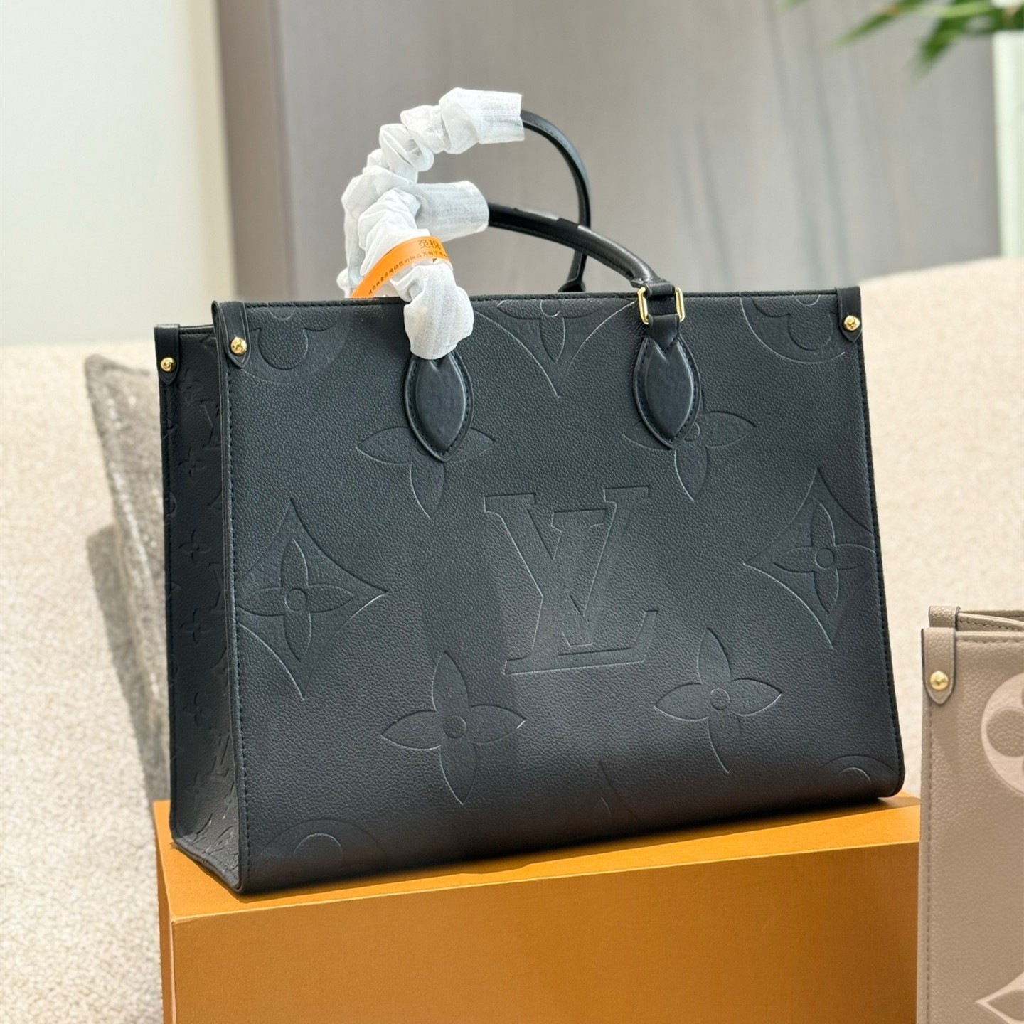 ルイヴィトン　オンザゴー MM　LOUIS VUITTON　トートバッグ　ハンドバッグ　レディース　レザー　モノグラム　2色 - 画像 3