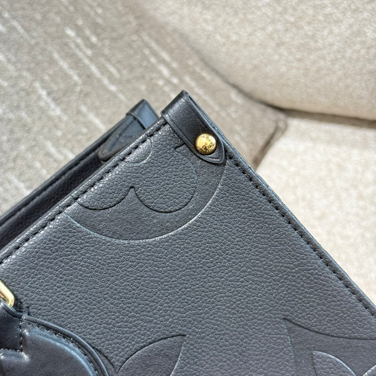 ルイヴィトン　オンザゴー MM　LOUIS VUITTON　トートバッグ　ハンドバッグ　レディース　レザー　モノグラム　2色 - 画像 4