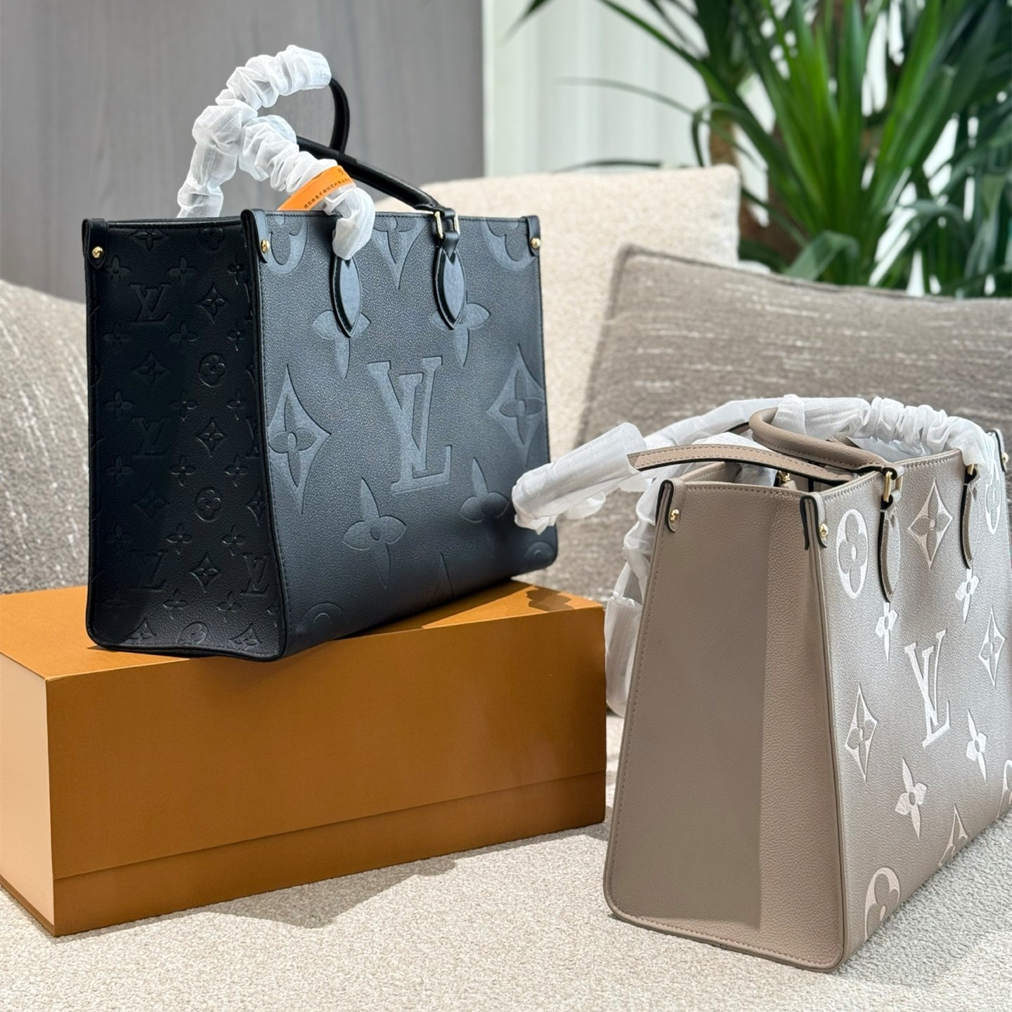 ルイヴィトン　オンザゴー MM　LOUIS VUITTON　トートバッグ　ハンドバッグ　レディース　レザー　モノグラム　2色 - 画像 2