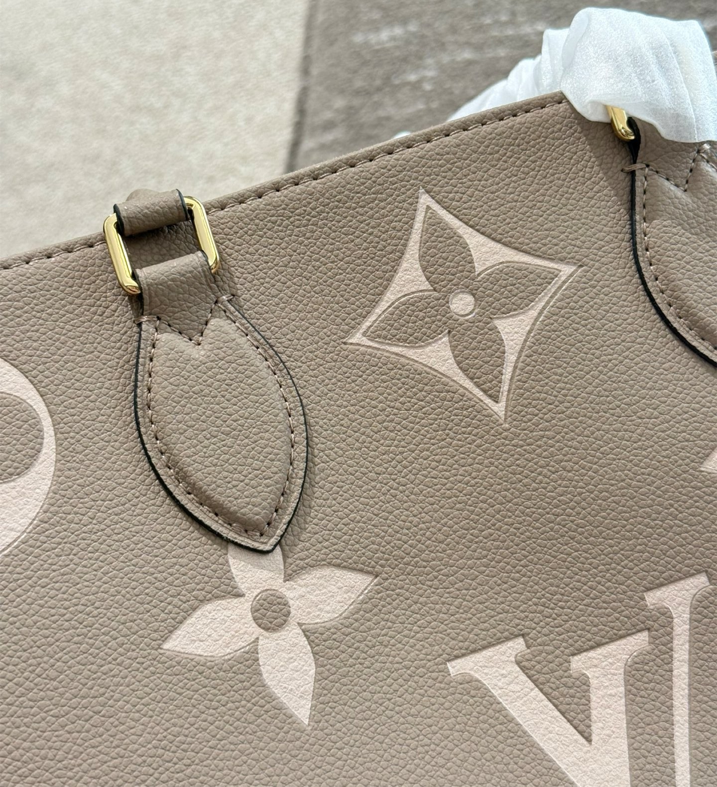 ルイヴィトン　オンザゴー MM　LOUIS VUITTON　トートバッグ　ハンドバッグ　レディース　レザー　モノグラム　2色 - 画像 7
