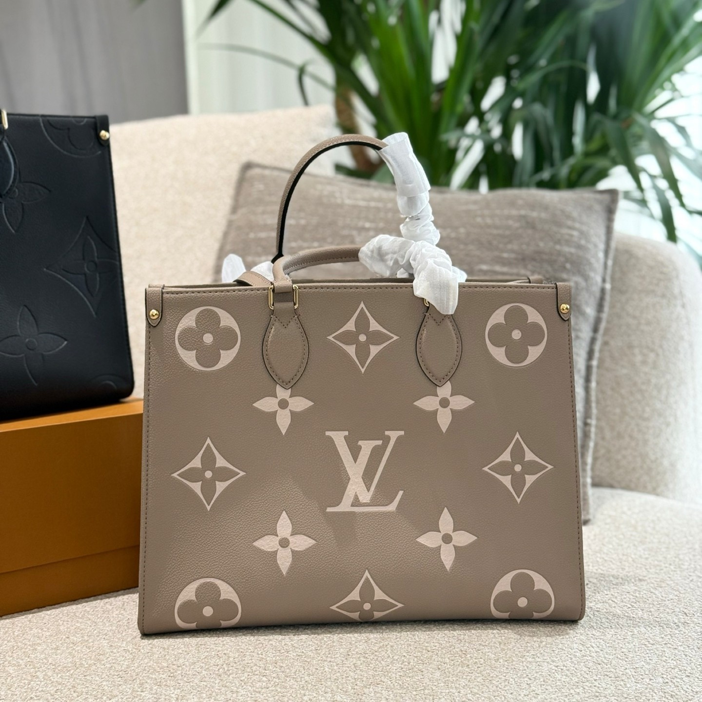 ルイヴィトン　オンザゴー MM　LOUIS VUITTON　トートバッグ　ハンドバッグ　レディース　レザー　モノグラム　2色 - 画像 6