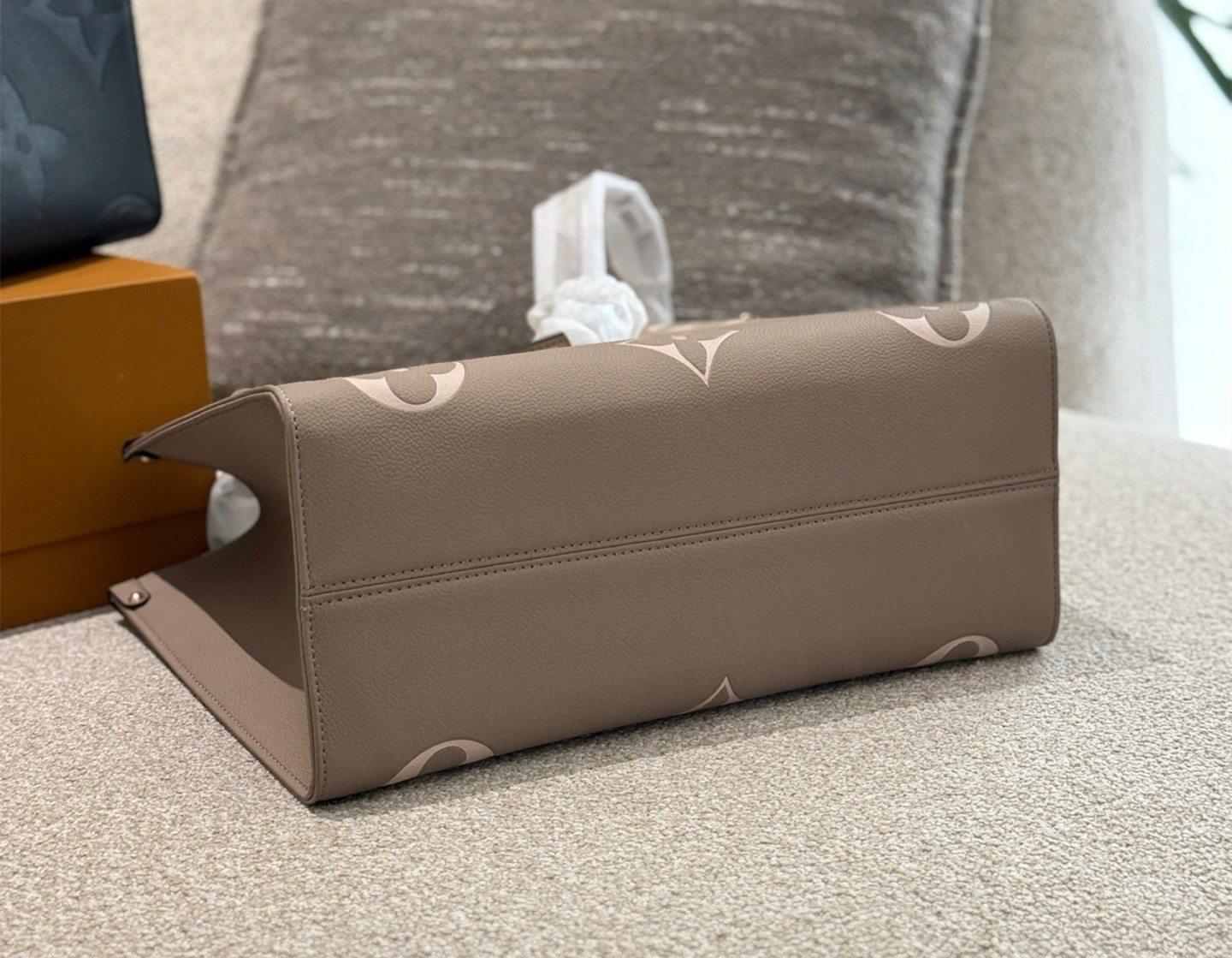 ルイヴィトン　オンザゴー MM　LOUIS VUITTON　トートバッグ　ハンドバッグ　レディース　レザー　モノグラム　2色 - 画像 8