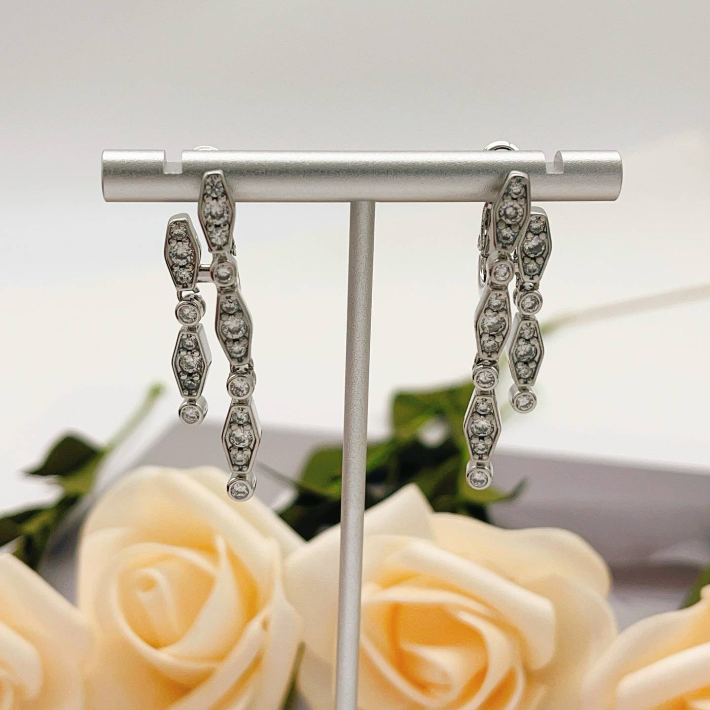 Cartier カルティエ レディース ピアス ジュスト アン クル ダイヤモンド 750 ホワイトゴールド ブランドジュエリー お祝いギフト - 画像 3