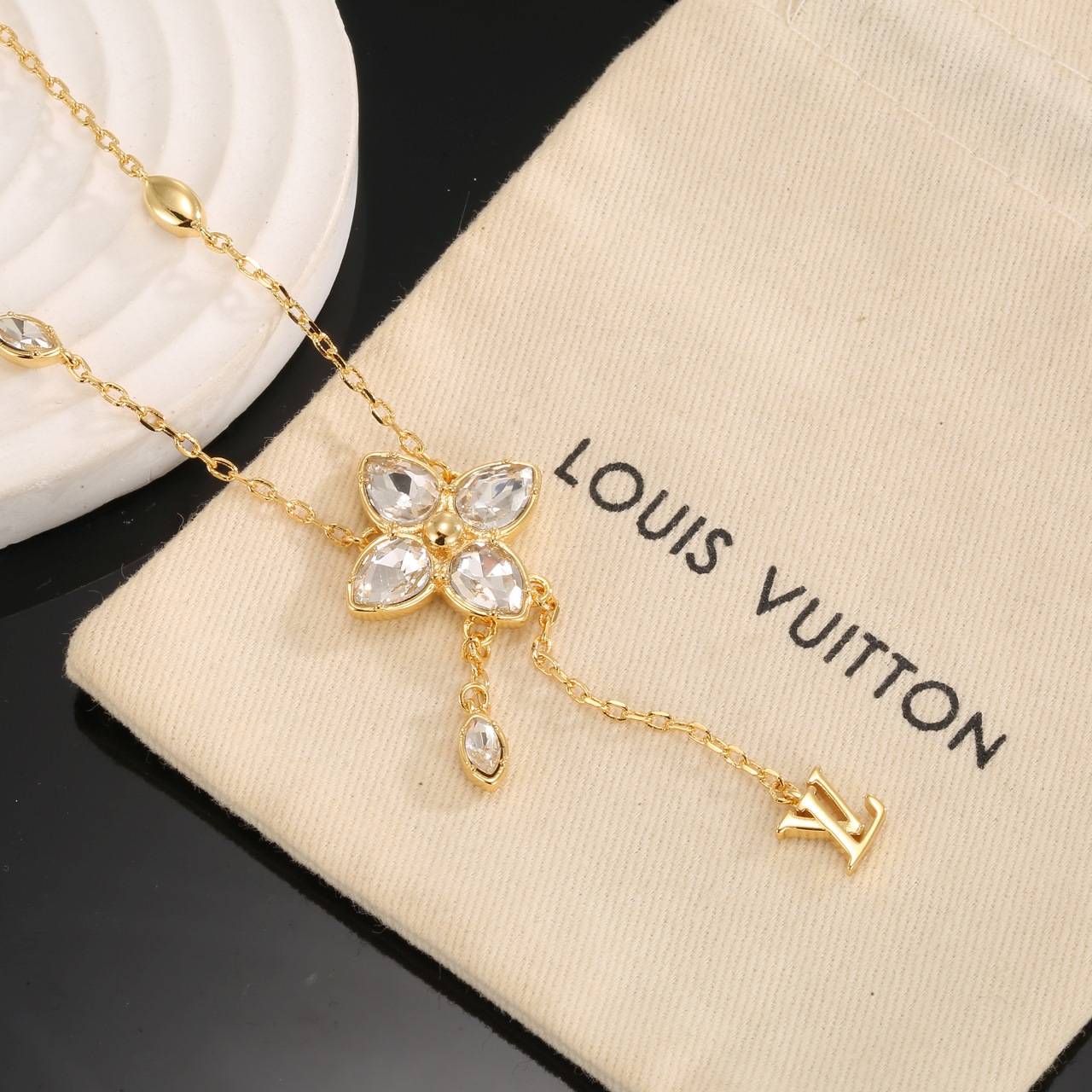 LOUIS VUITTON ルイヴィトン レディース ネックレス LVイニシャル ゴールド仕上げ ブランドアクセサリー 普段使い - 画像 6