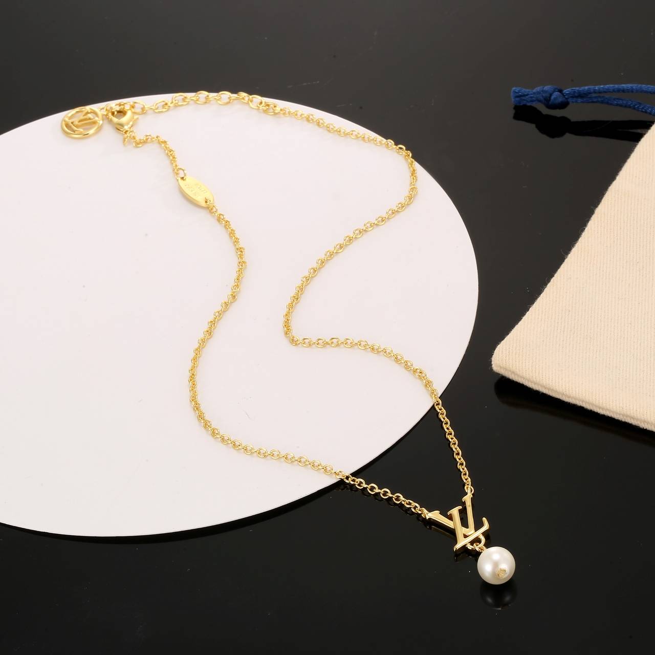 LOUIS VUITTON ルイヴィトン レディース ネックレス LVイニシャル ポール プラスチック GP ブランドアクセサリー 普段使い