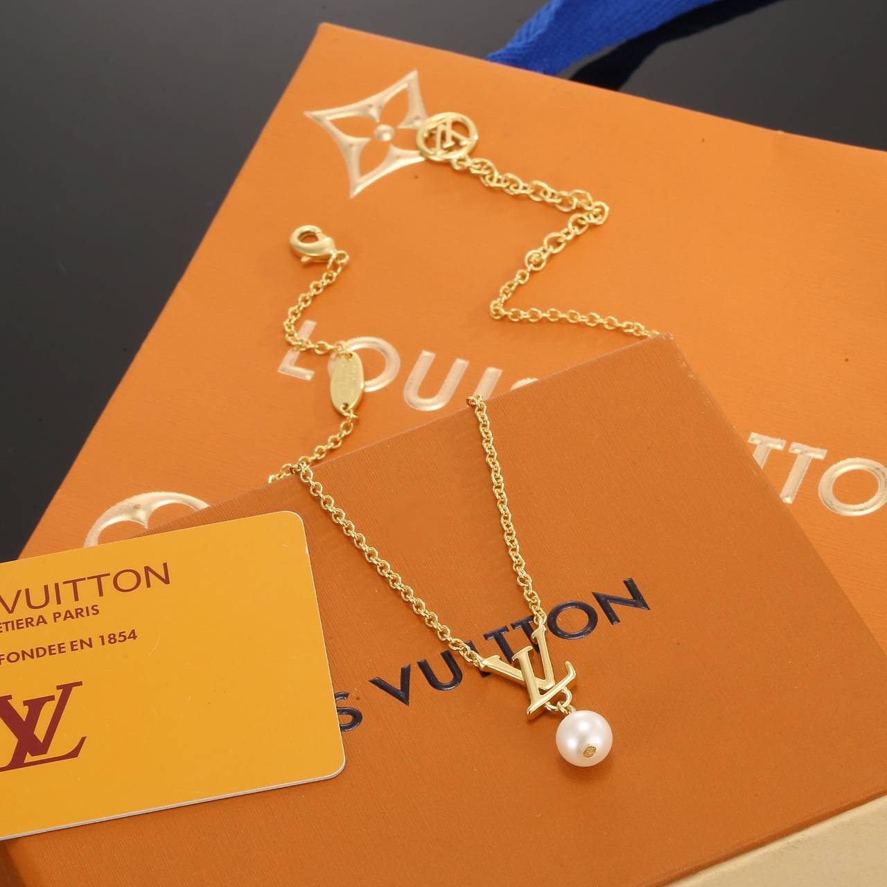 LOUIS VUITTON ルイヴィトン レディース ネックレス LVイニシャル ポール プラスチック GP ブランドアクセサリー 普段使い - 画像 2